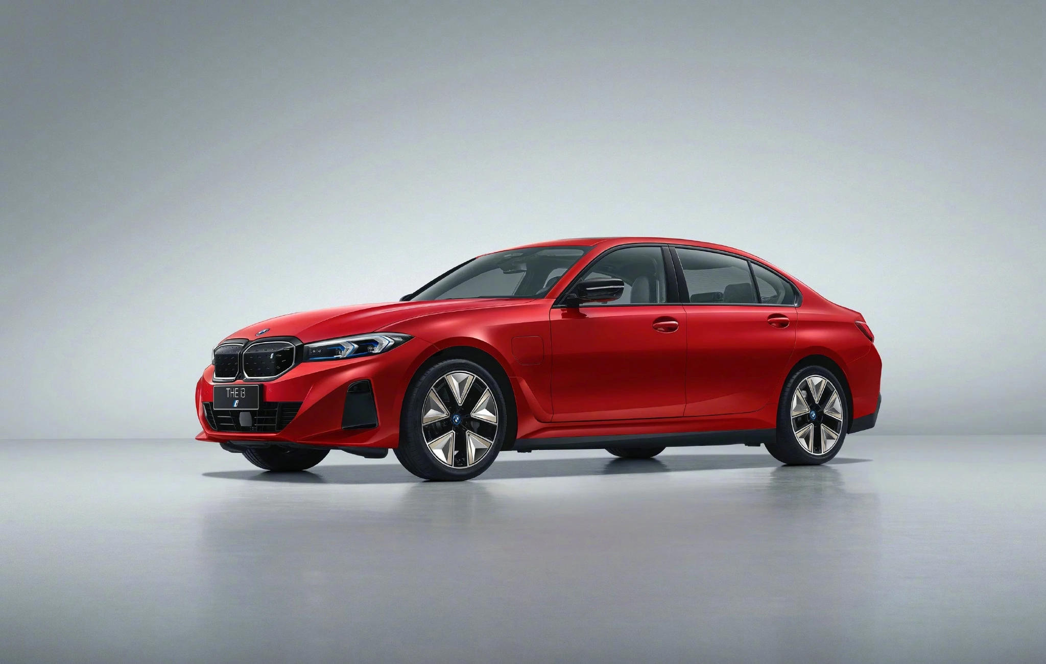 В наличии средний седан класса люкс B M W i3 электрический автомобиль eDrive 40L Sport 2024