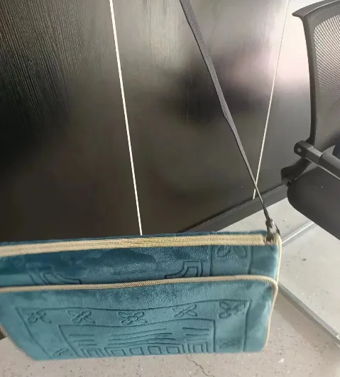 Fashion Islamic Foldable Prayer Rug Sajadah Travel Muslim Wholesale Prayer Mat Fleece Polyester Square Non Woven Bag Mosque