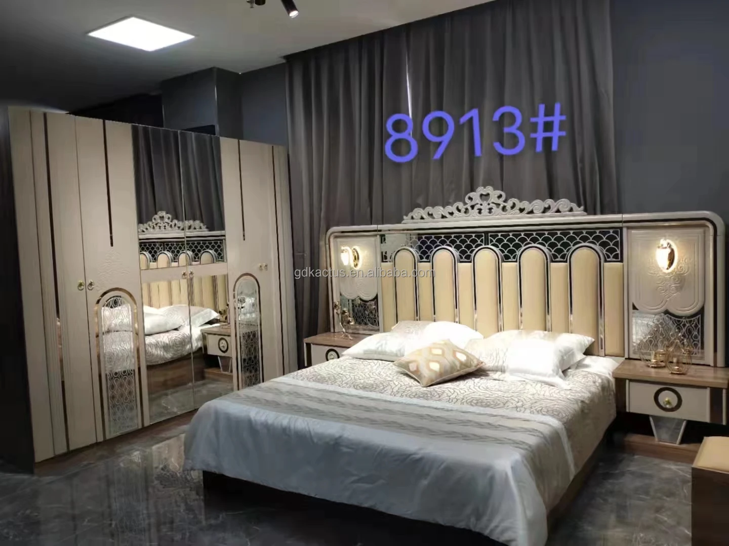 Golden color Luxury bedroom furniture set Royal king size carved double bedroom set bed