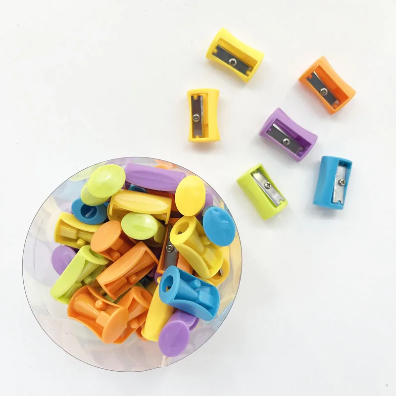 Заводская поставка, студенты используют мини-разноцветные пластиковые точилки для карандашей с одним отверстием