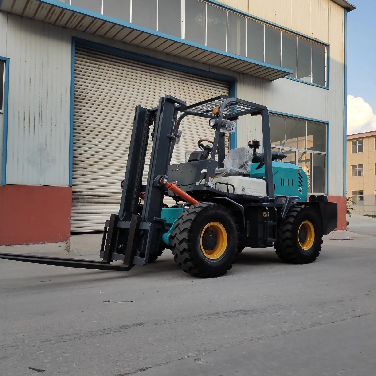 The brand-new four-wheel drive diesel forklift truck is suitable for off-road use in rough terrain.