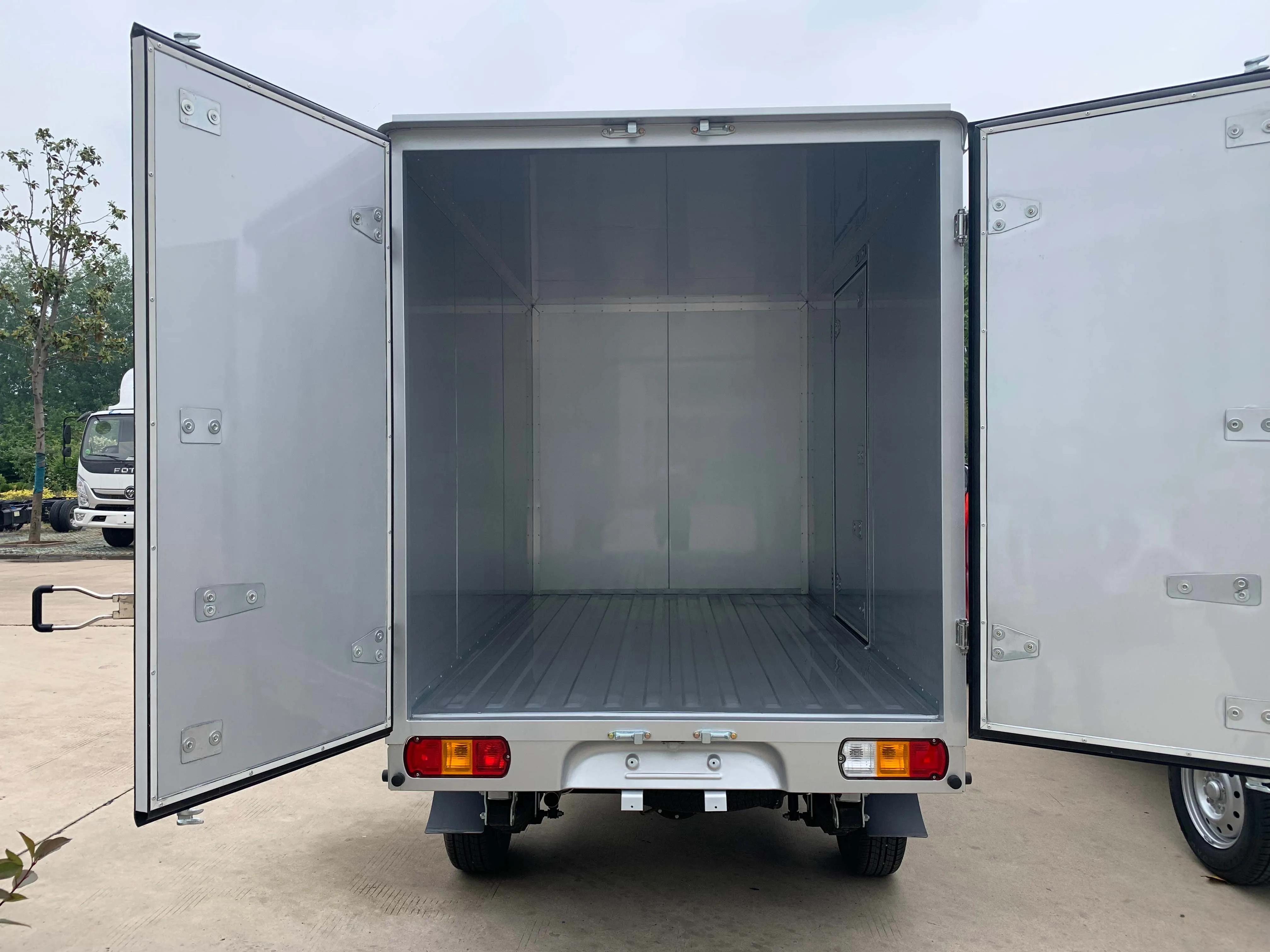 The new 4x4 drive wheel light goods vehicle is transported at a competitive price of 110km/h in China