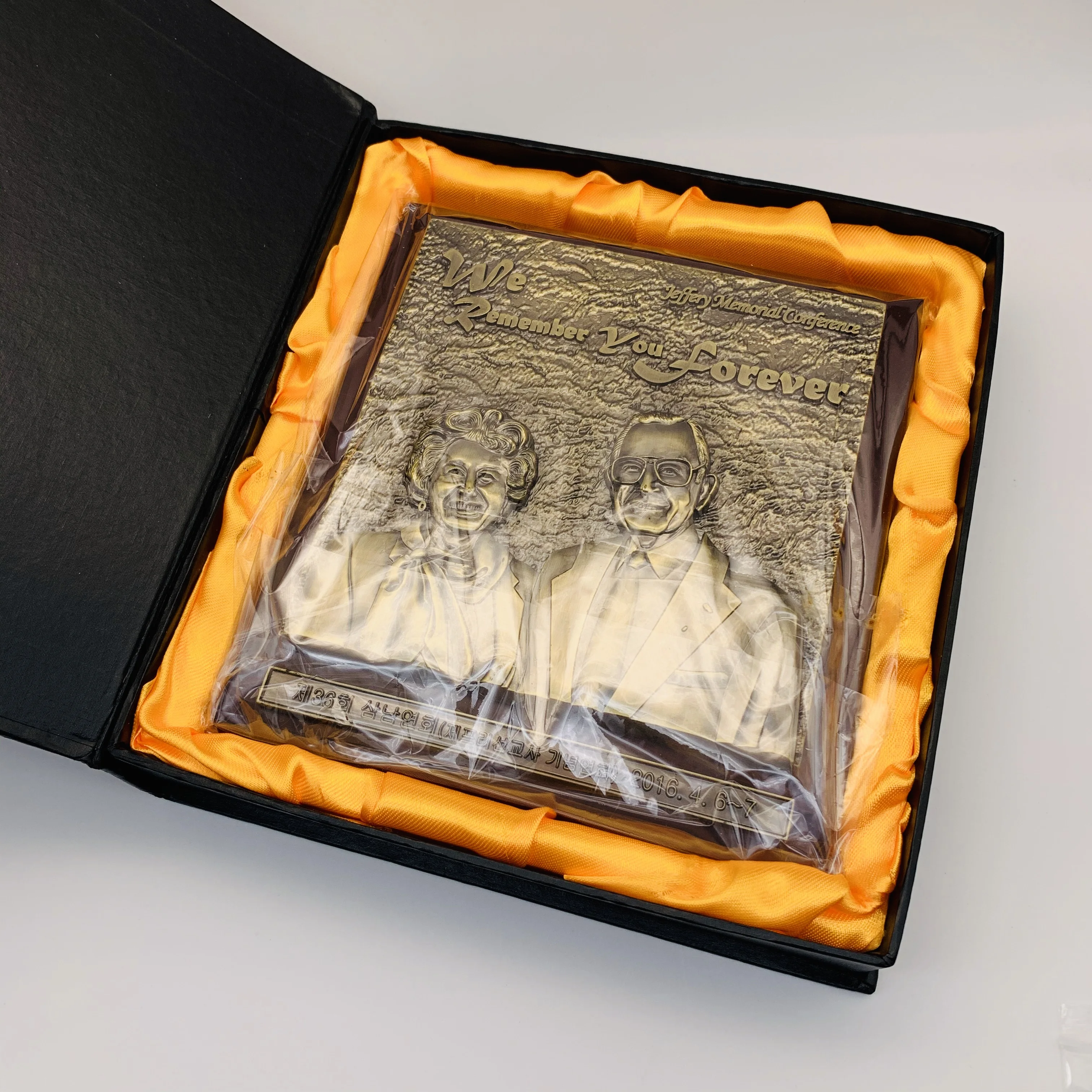 Подгонянная 3D металлическая резная Фигурка Статуя Античная бронзовая памятная мемориальная доска с деревянной рамкой