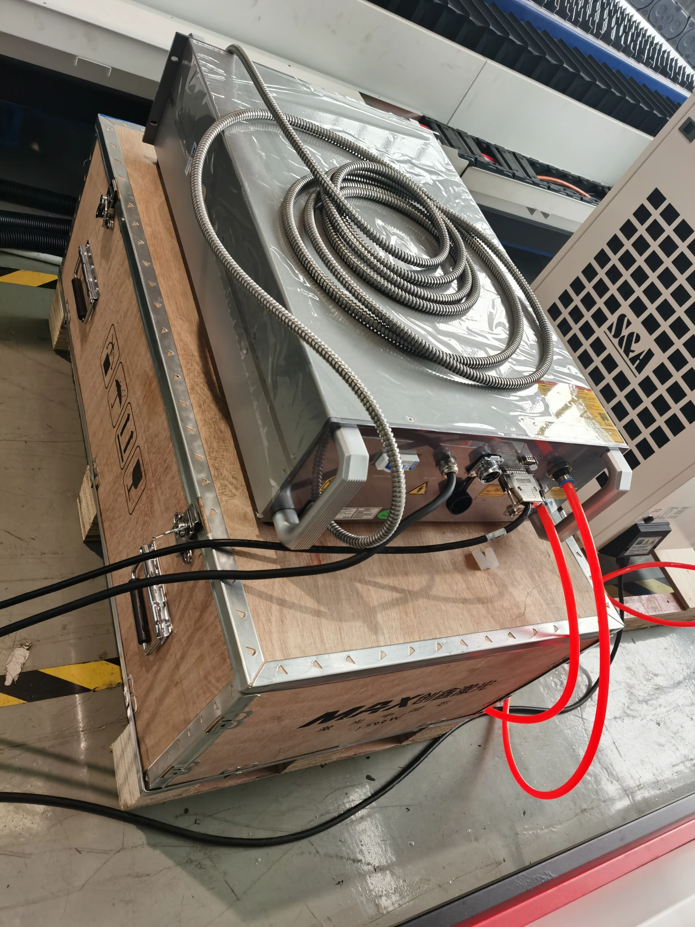 Laser cutting machines for steel metal with auto focus