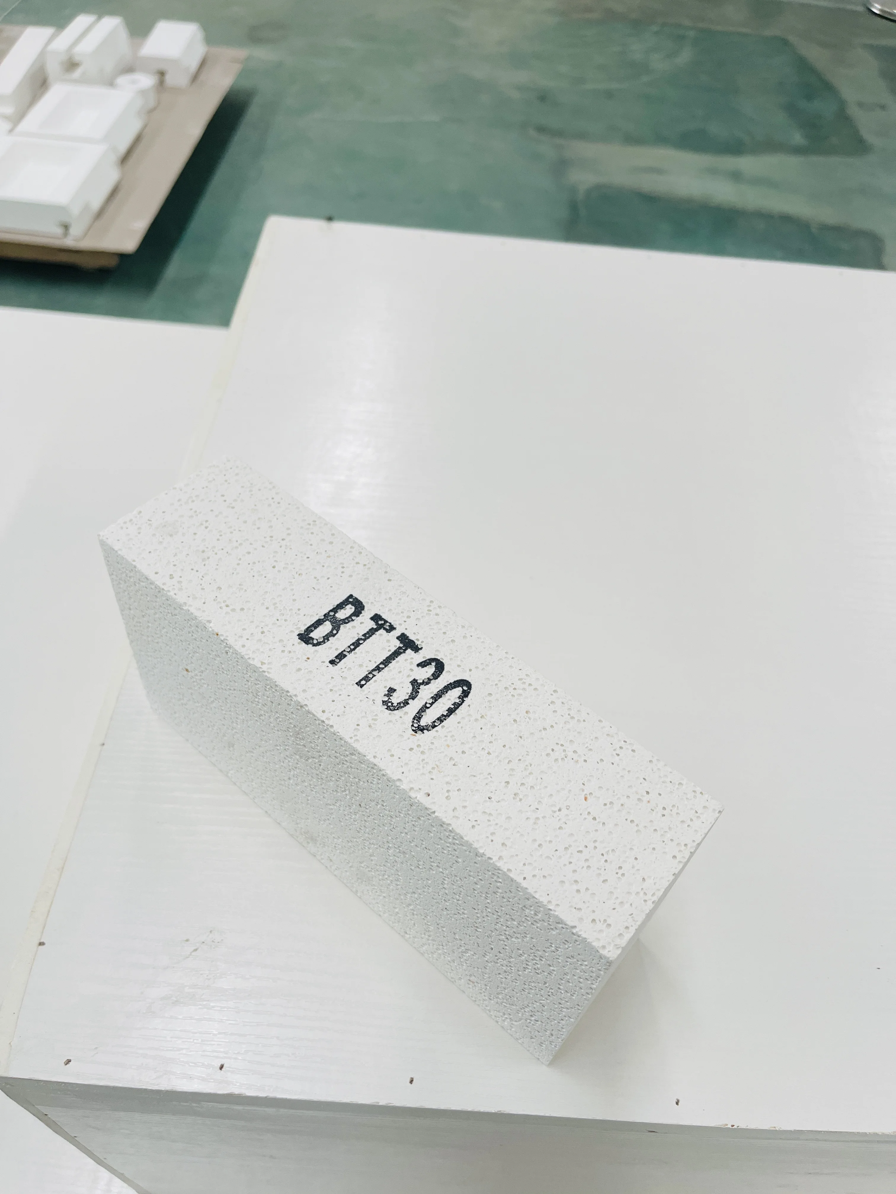 Mullite Insulation  Brick YX23 YX26 Mullite Refractory Bricks  High Temp Light Weight Mullite Brick