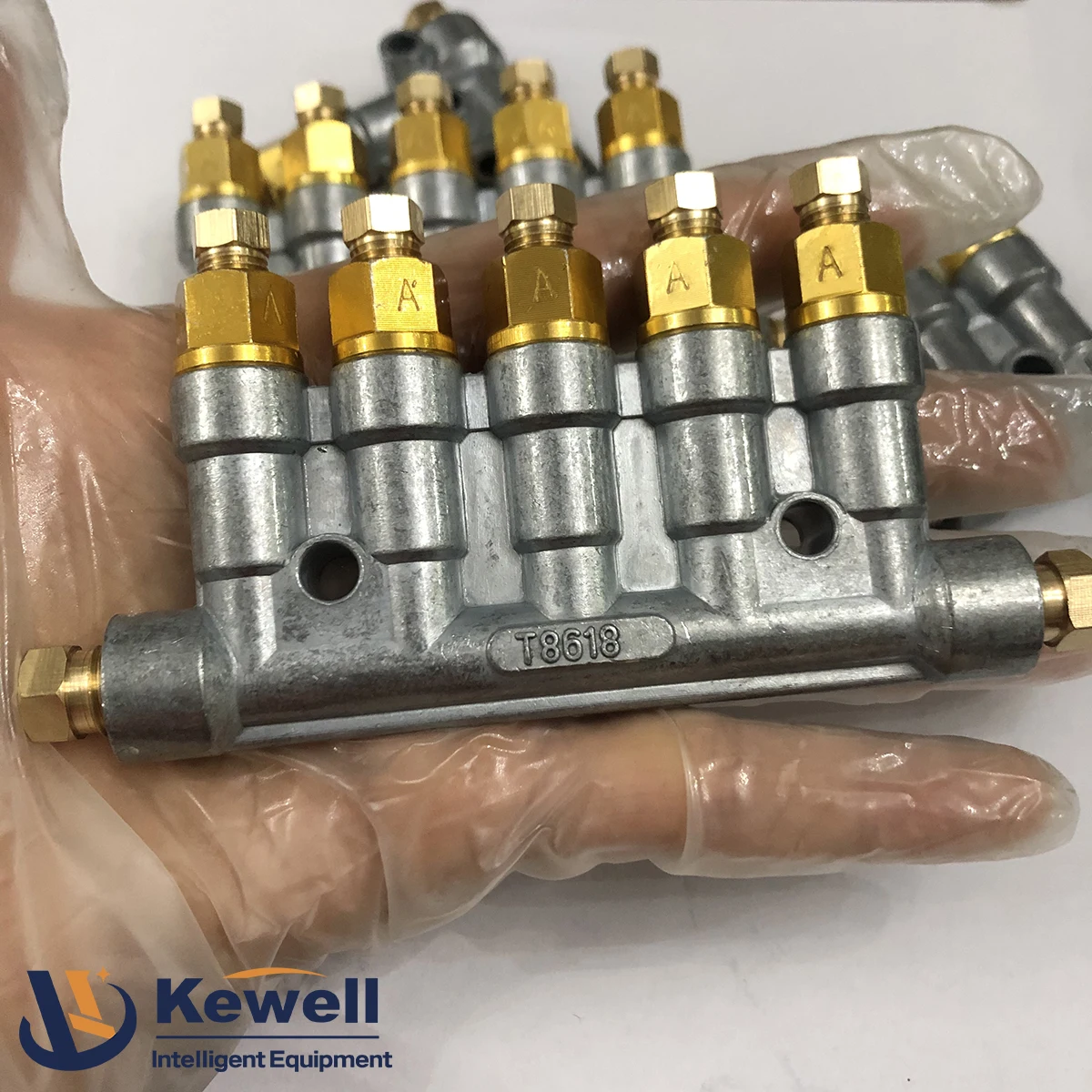 T8618C 0.1ml/cyc Oil Separator Volumetric Lubricating Oil Piston Distributor Manifold Block CncMachine Tool Distribution Valve