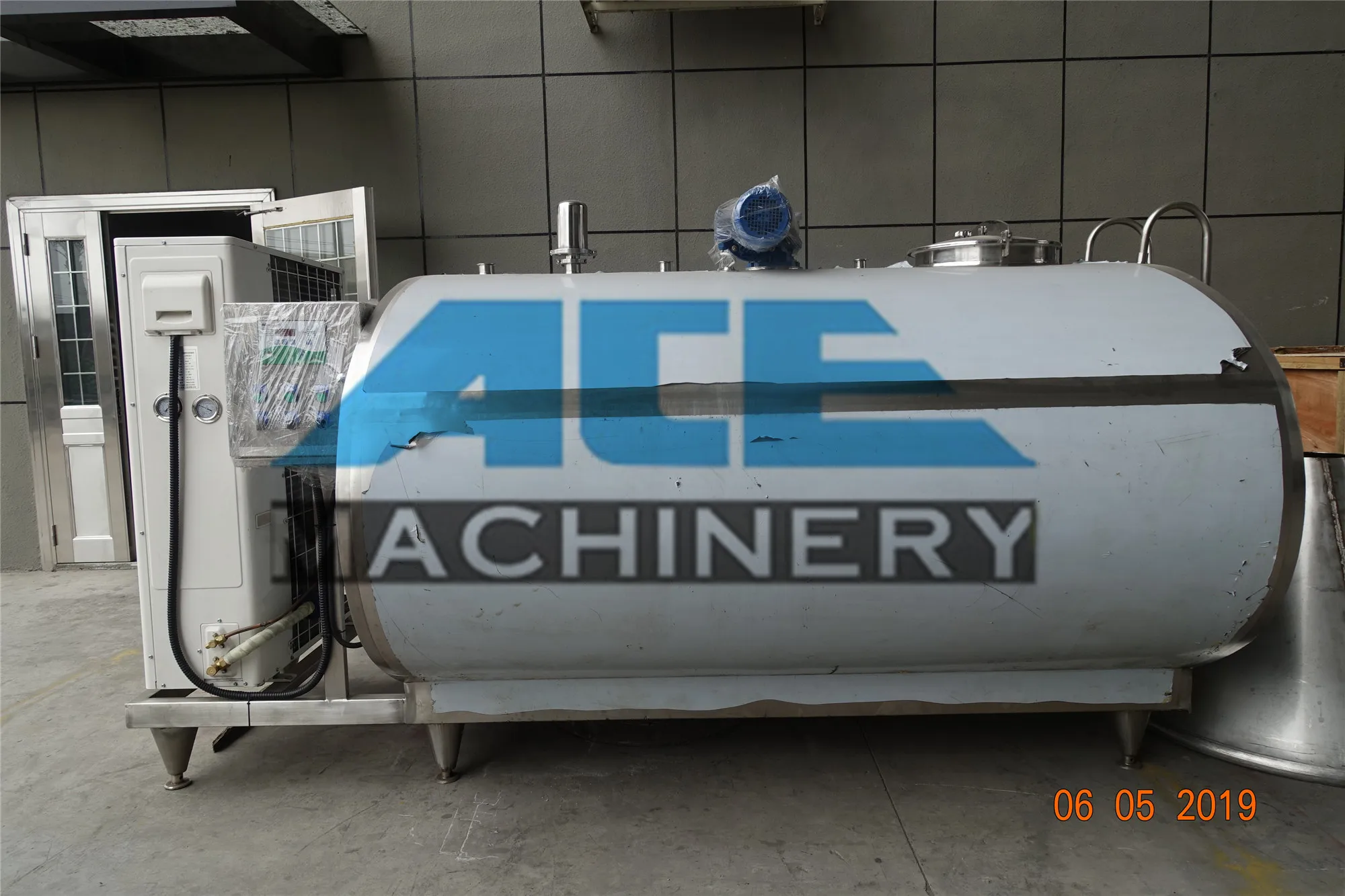 Ace Holding 200Lprice Vertical Bulk Chiller 2000L With Solar Agitation Trailers Milk Cooling Tank