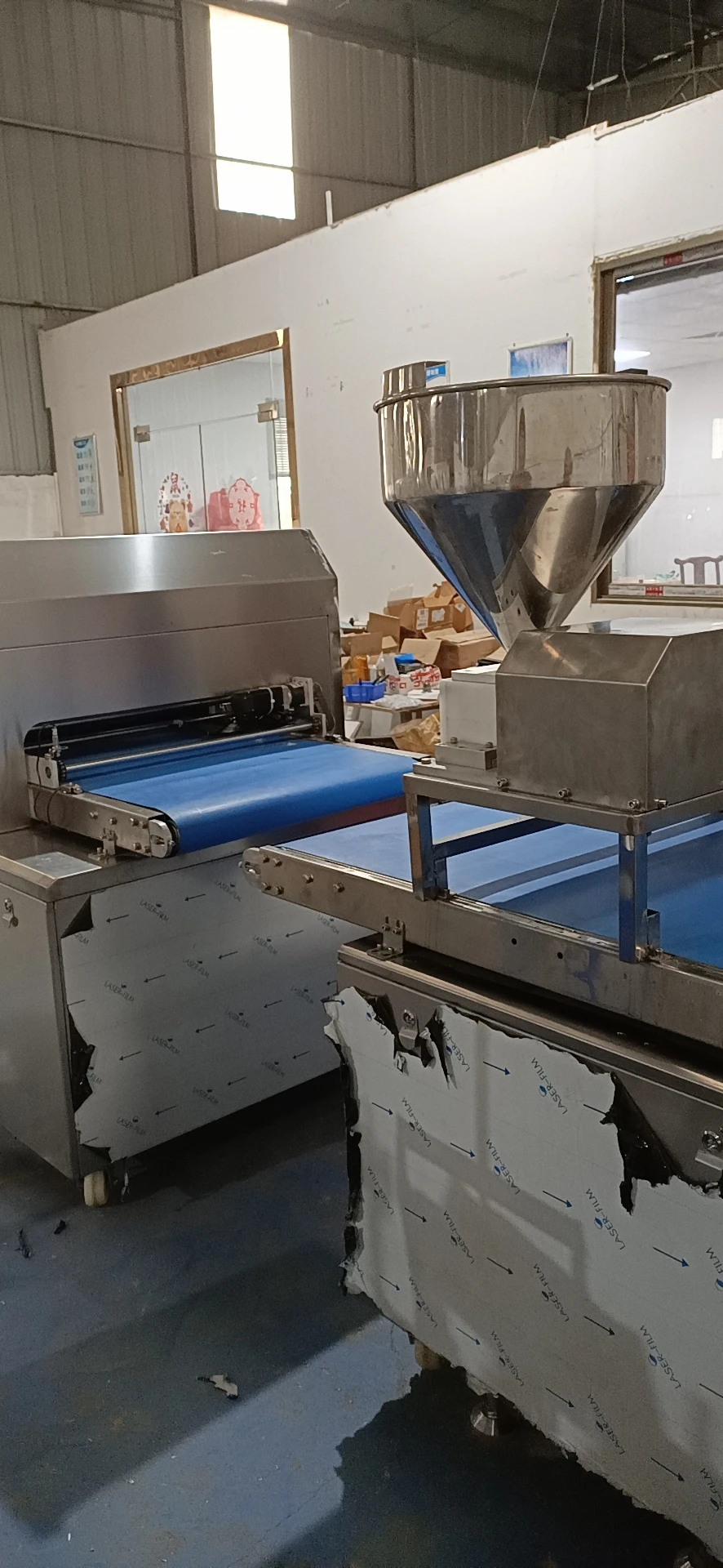 Automatic swiss roll cake making chocolate spreading spreader rolling
