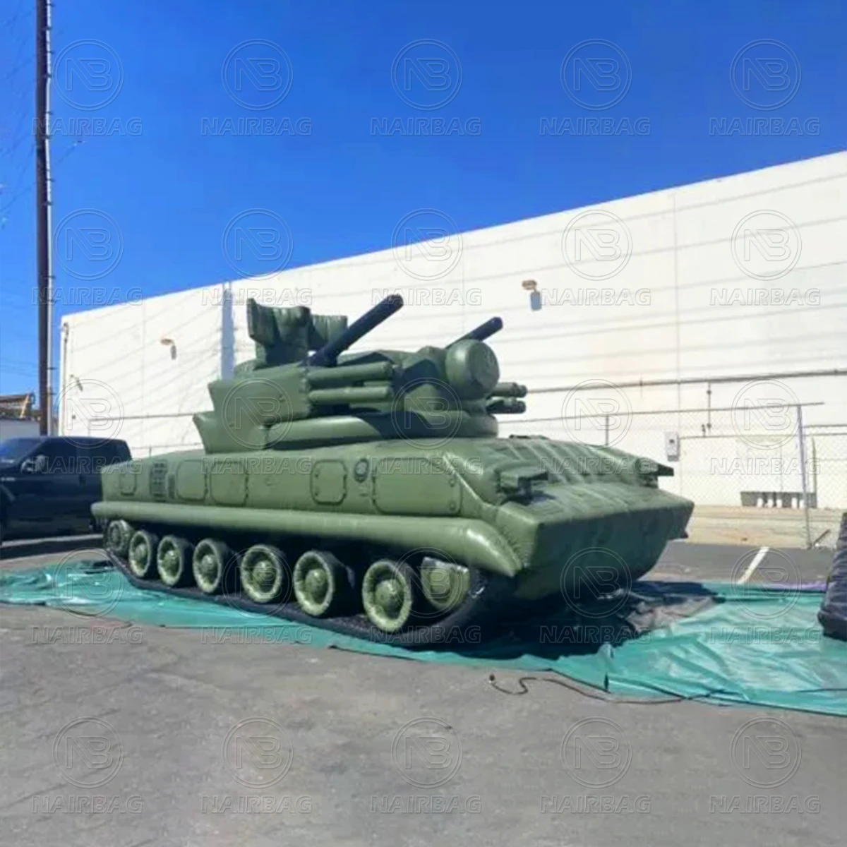Большой надувной танк в форме приманки