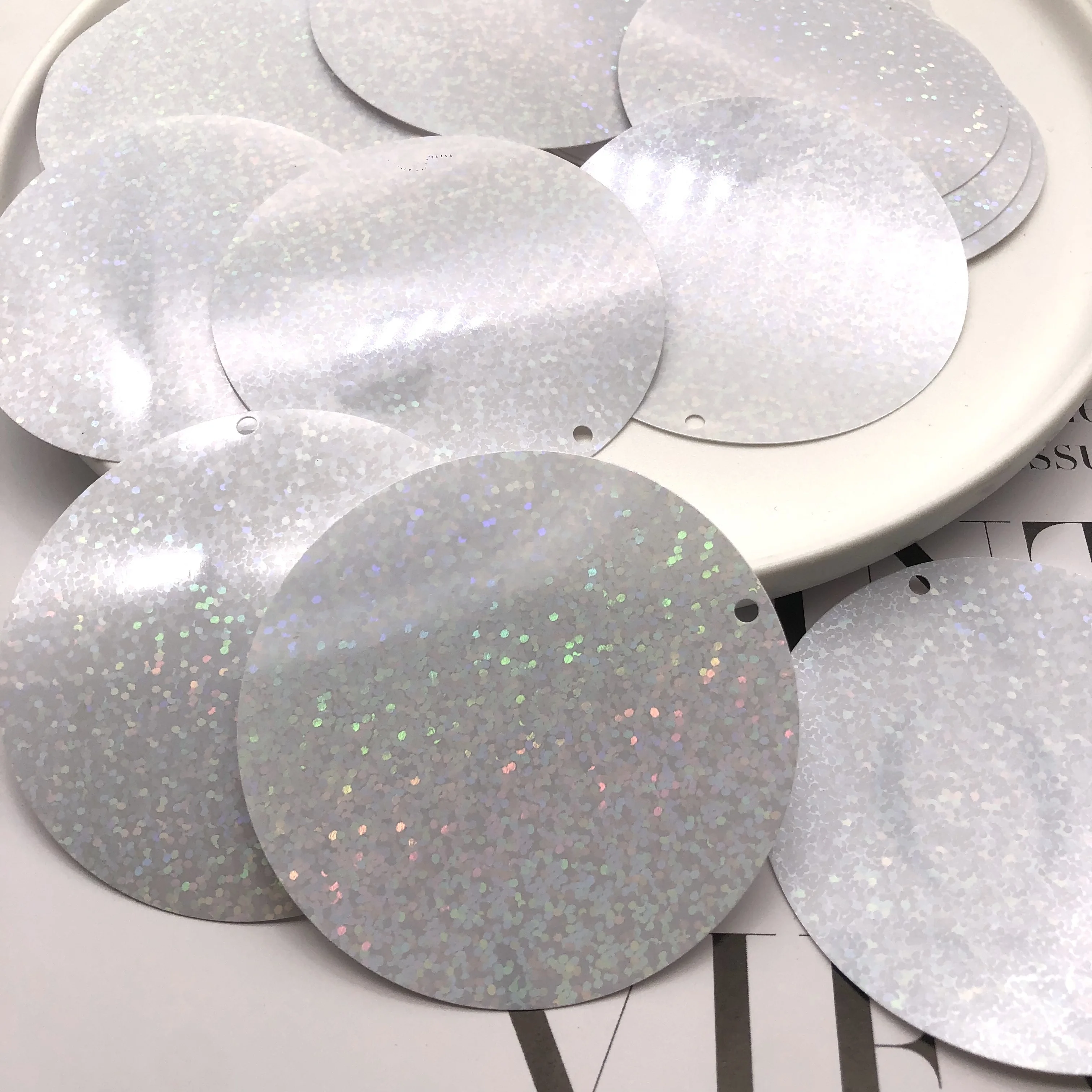 Оптовая продажа ПВХ круглая свободная Лазерная белая большая пайетка 60 мм для аксессуаров одежды