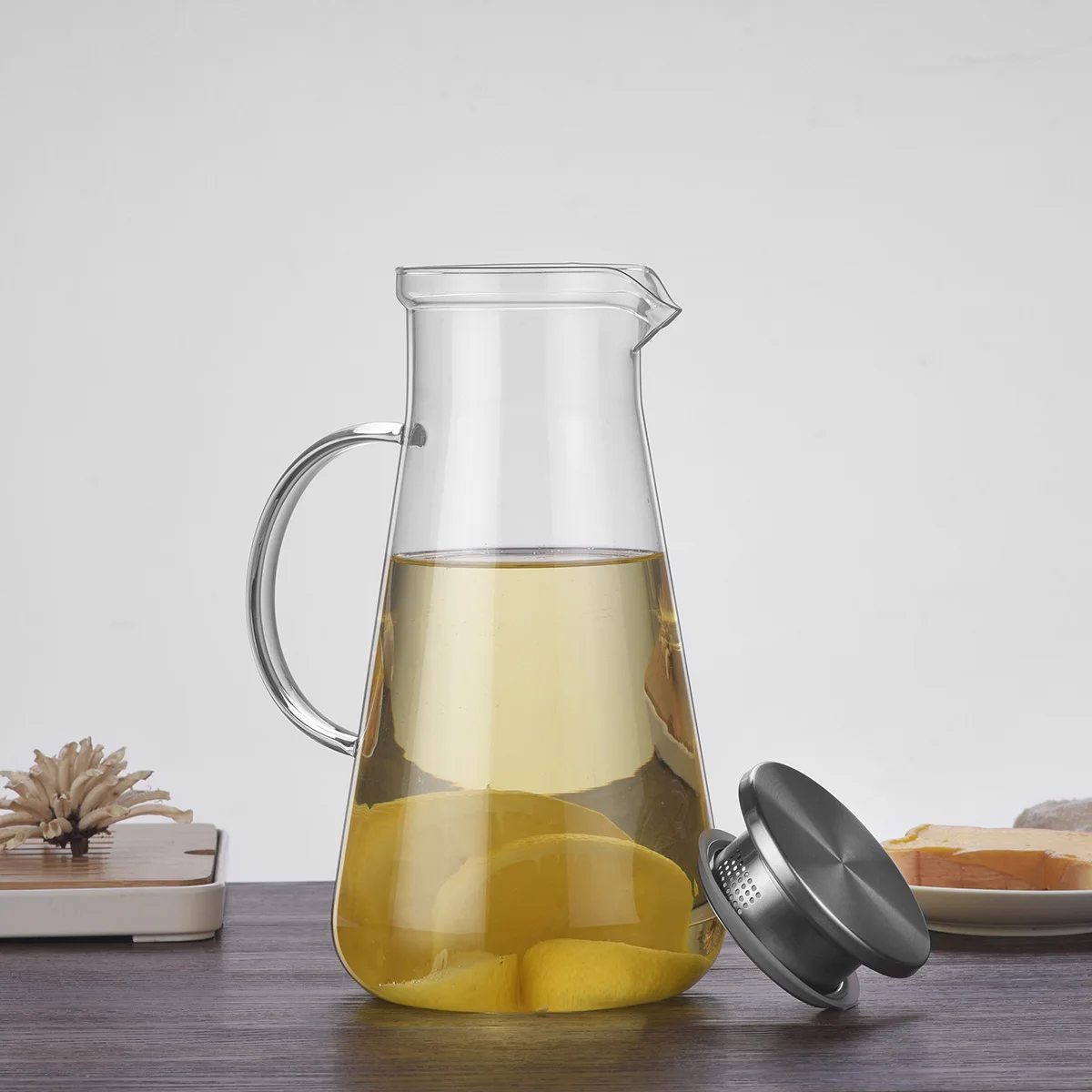 Heat resistant borosilicate glass water pitcher carafe jug for homemade juice with handle and lid