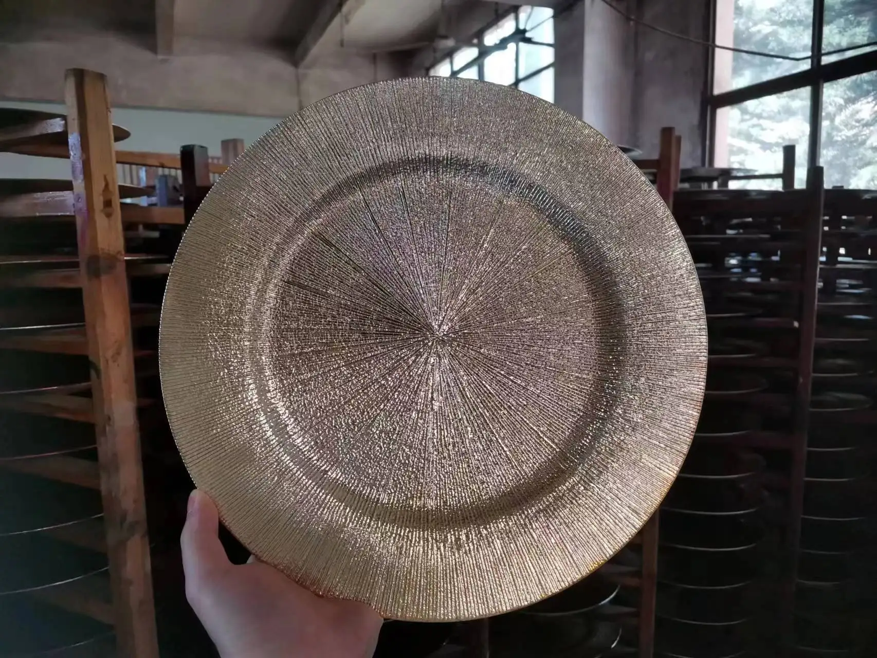 factory wholesale 13 inch black Gold charger plates wedding round plastic charge plates serving dishes