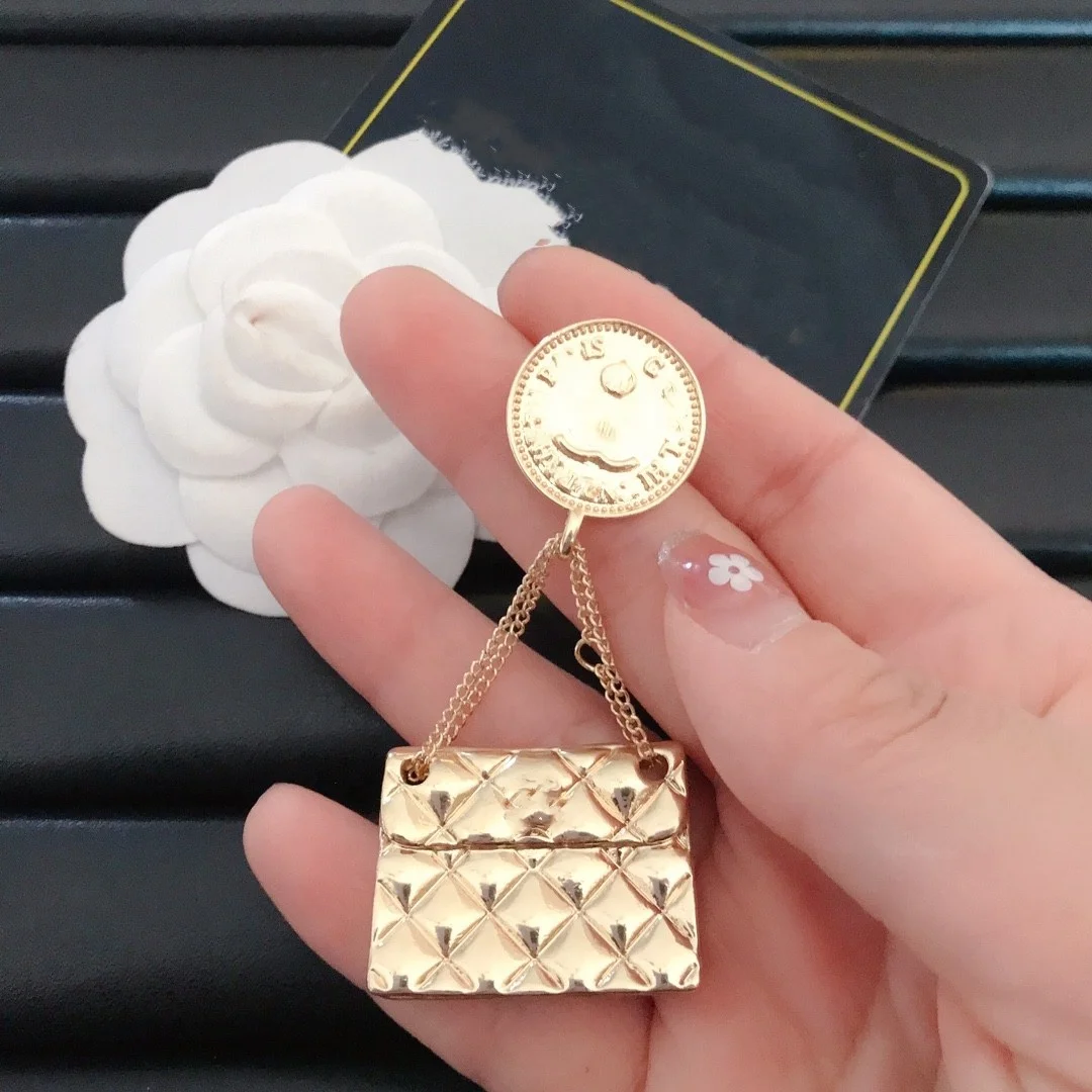 Wholesale Inspired Fashion Jewelry Bag Shaped Brooch Pin Gold Plated Designer Women Luxury Brooches