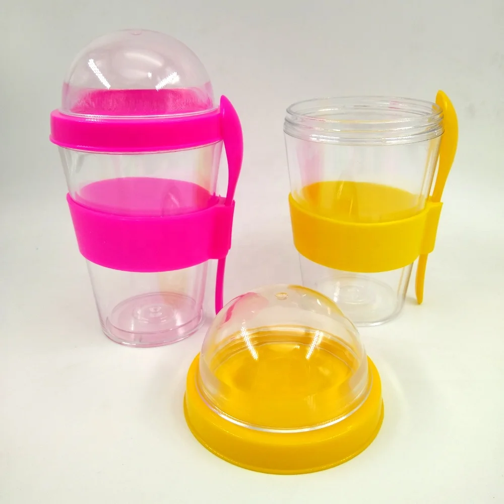 Пластиковая чашка для йогурта с ложкой и купольной крышкой