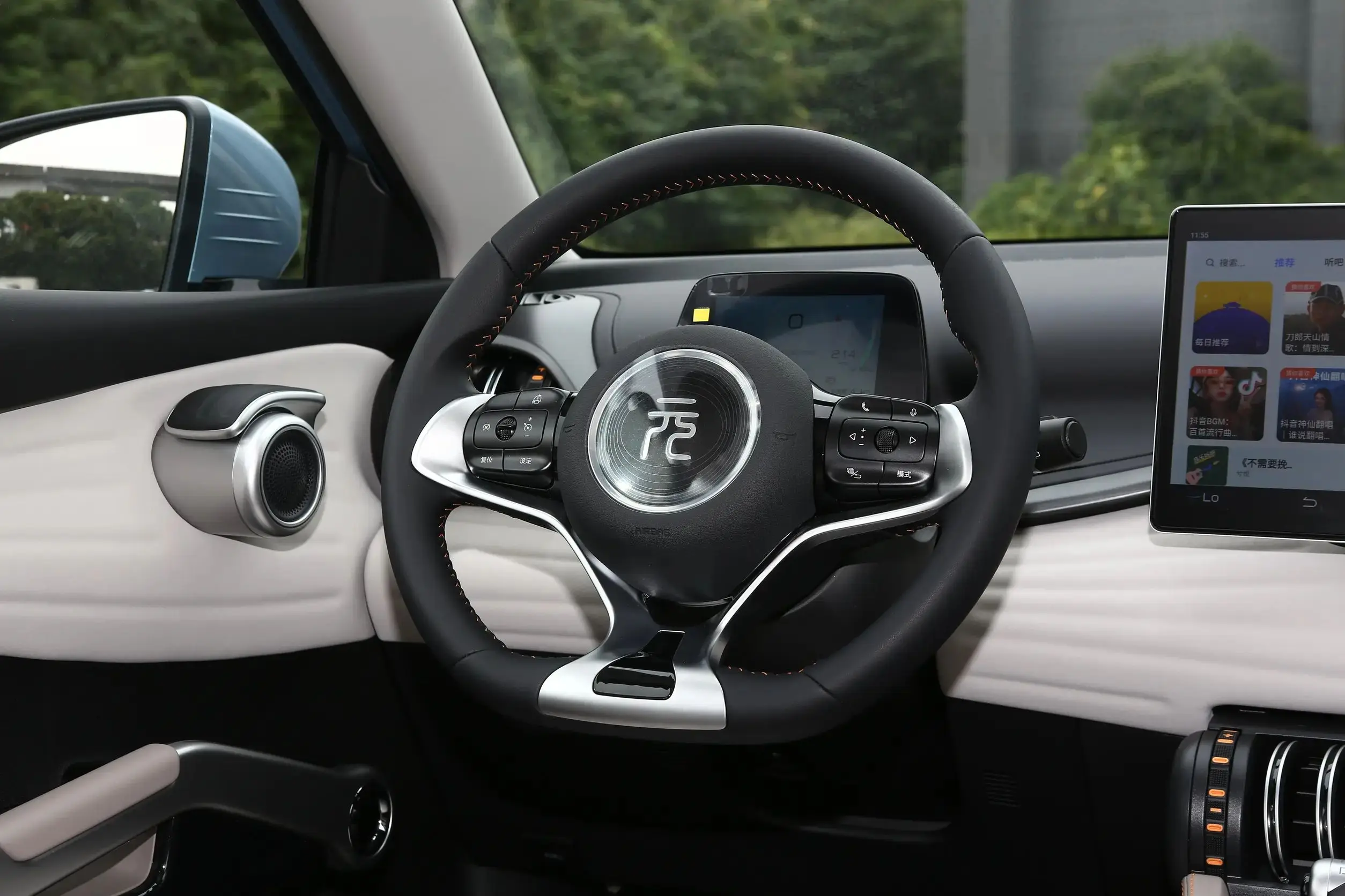 Hot-Selling Made In China Left Hand Drive Luxury BYD Yuan Plus Fast Charging Used New Energy Vehicle