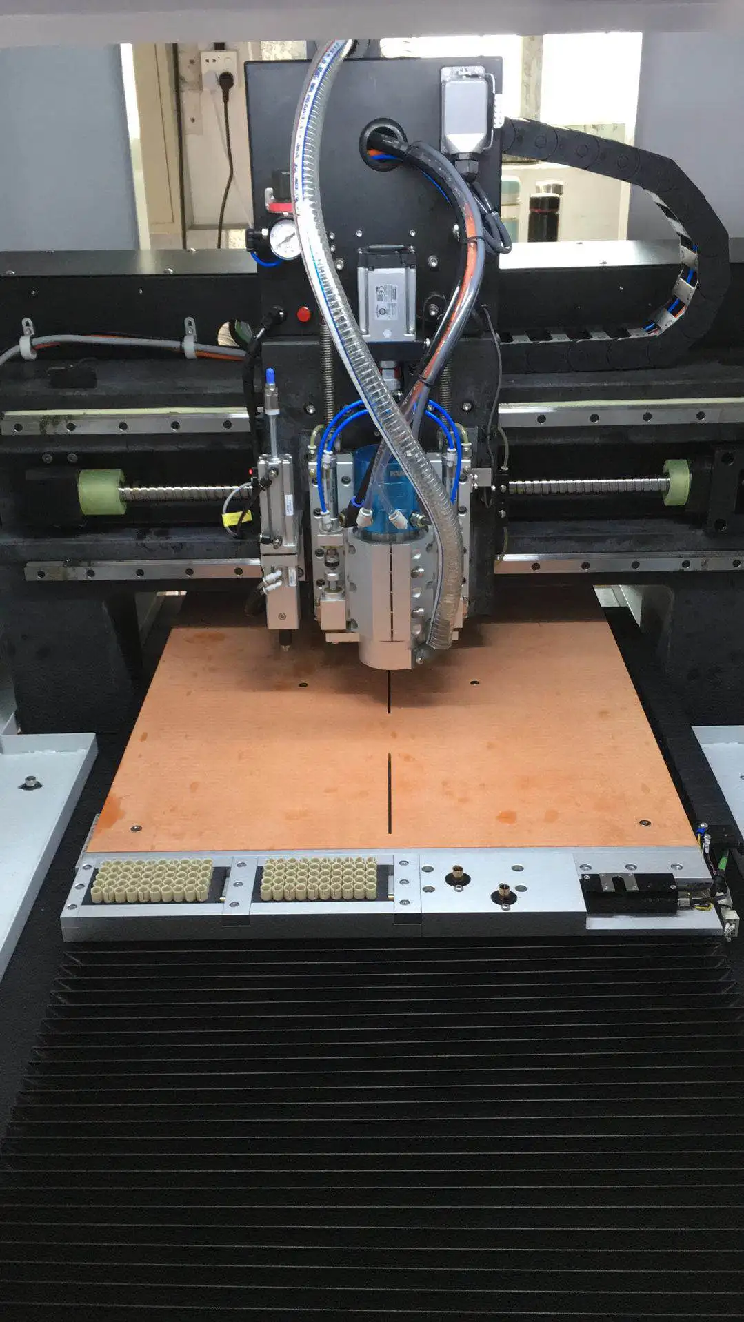  Полностью Автоматизированный Одношпиндельный сверлильный станок pcb cnc с тщательным послепродажным