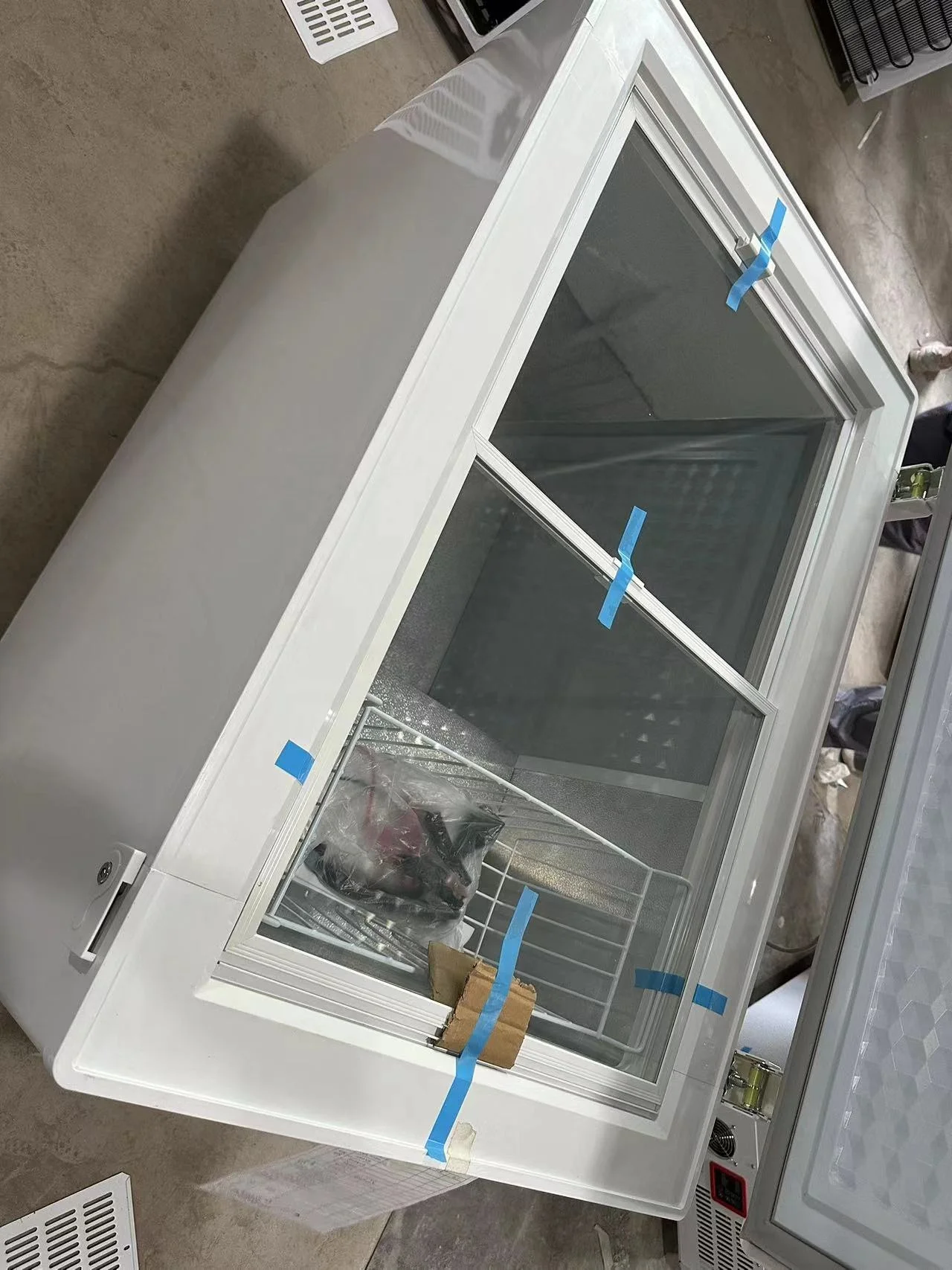 258L DC 12V dual power adapter 100mm thickness foam Battery Powered  Portable Solar chest Freezer