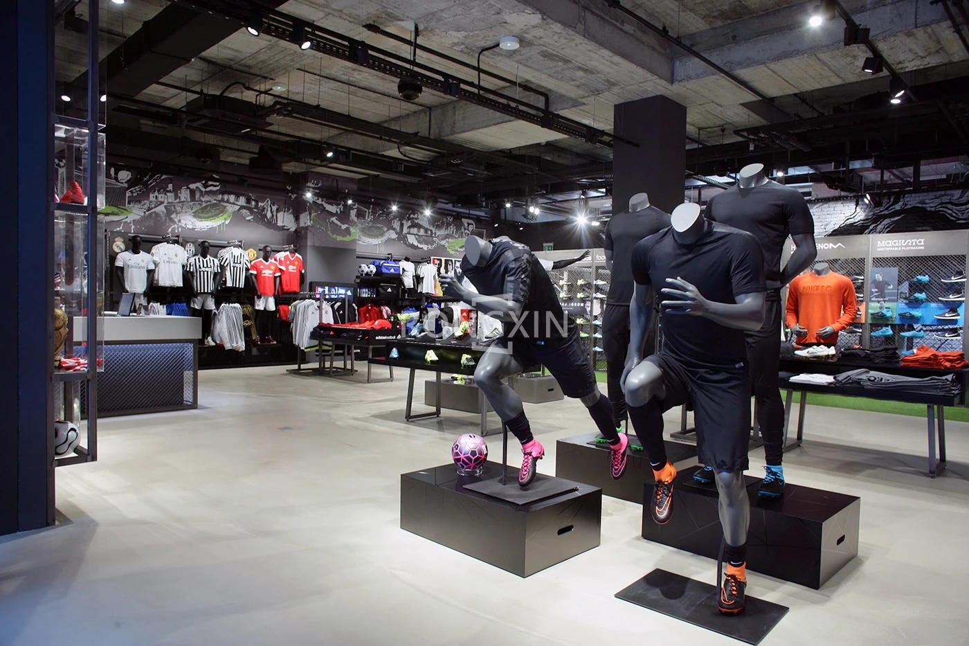 Modern Fashion Sport Garment Shop Interior Custom Design Metal Store Fixtures Display Shelf For Sports Clothing Store