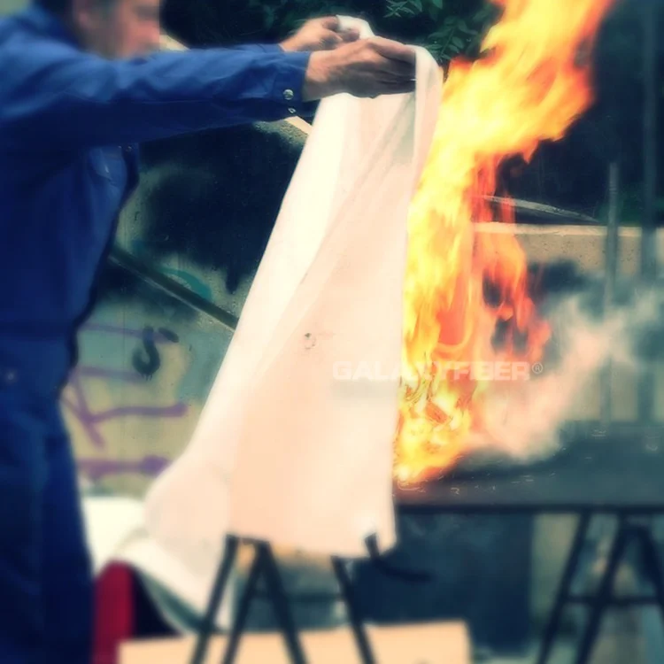 Reflective Light Silicone Coated Fire Retardant 1*1 Glassfiber Fabric Fire Resist Blankets Emergency Fire Blanket