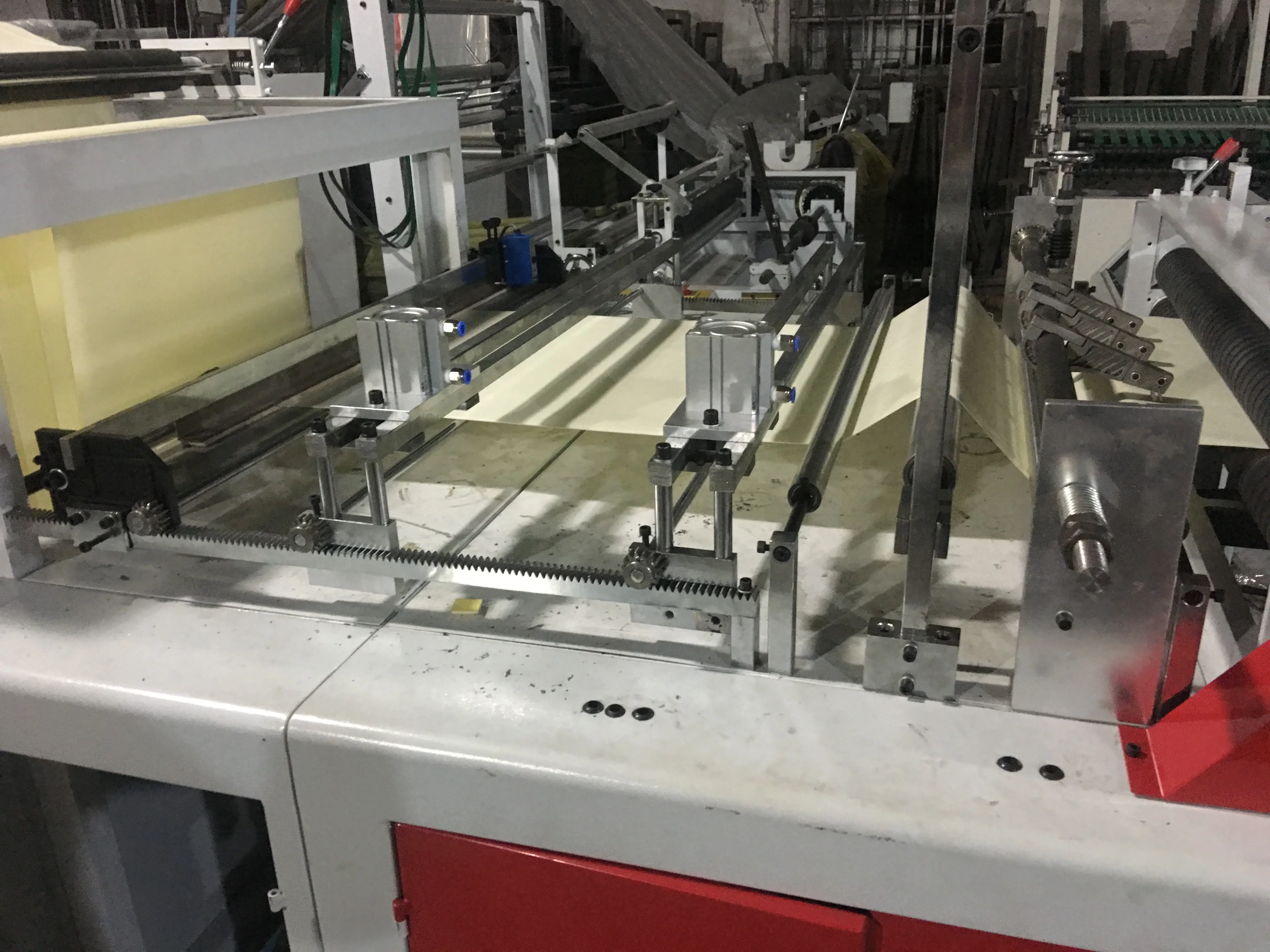 HQ1300D Plastic Film And Paper Sheet Cutting Machine