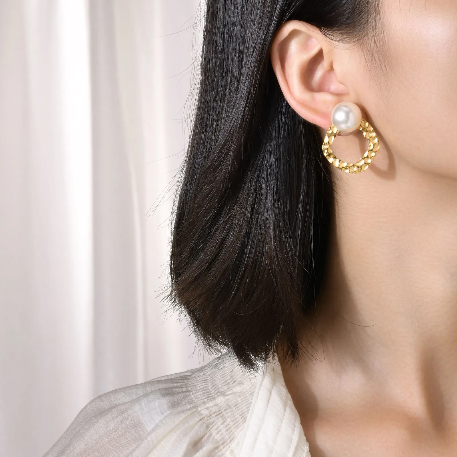 European Simple gold plated 18k gold plated stainless steel jewelry imitation pearl geometric embossed earrings