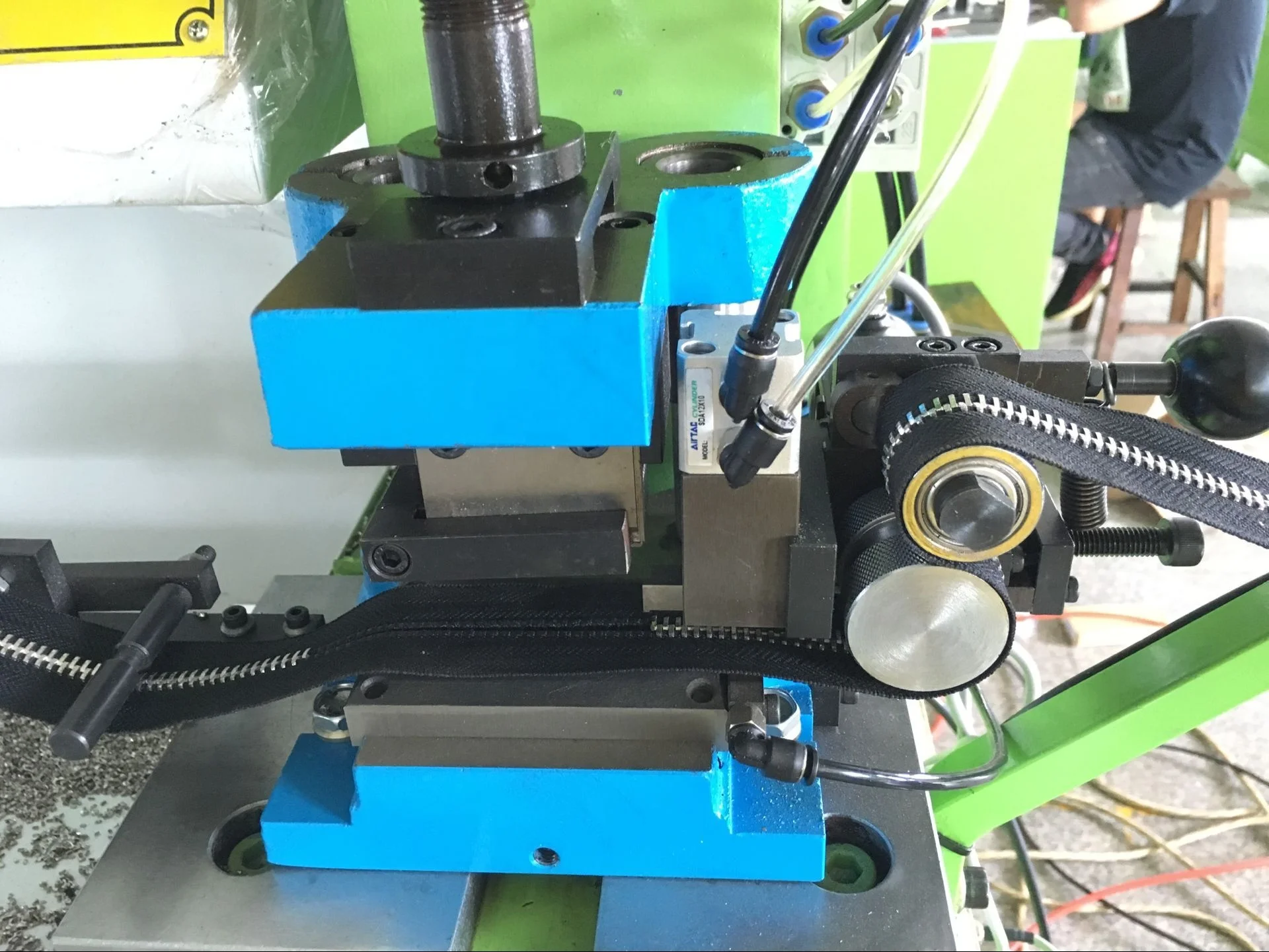 Автоматическая машина для обвязки металлических молний с открытым концом