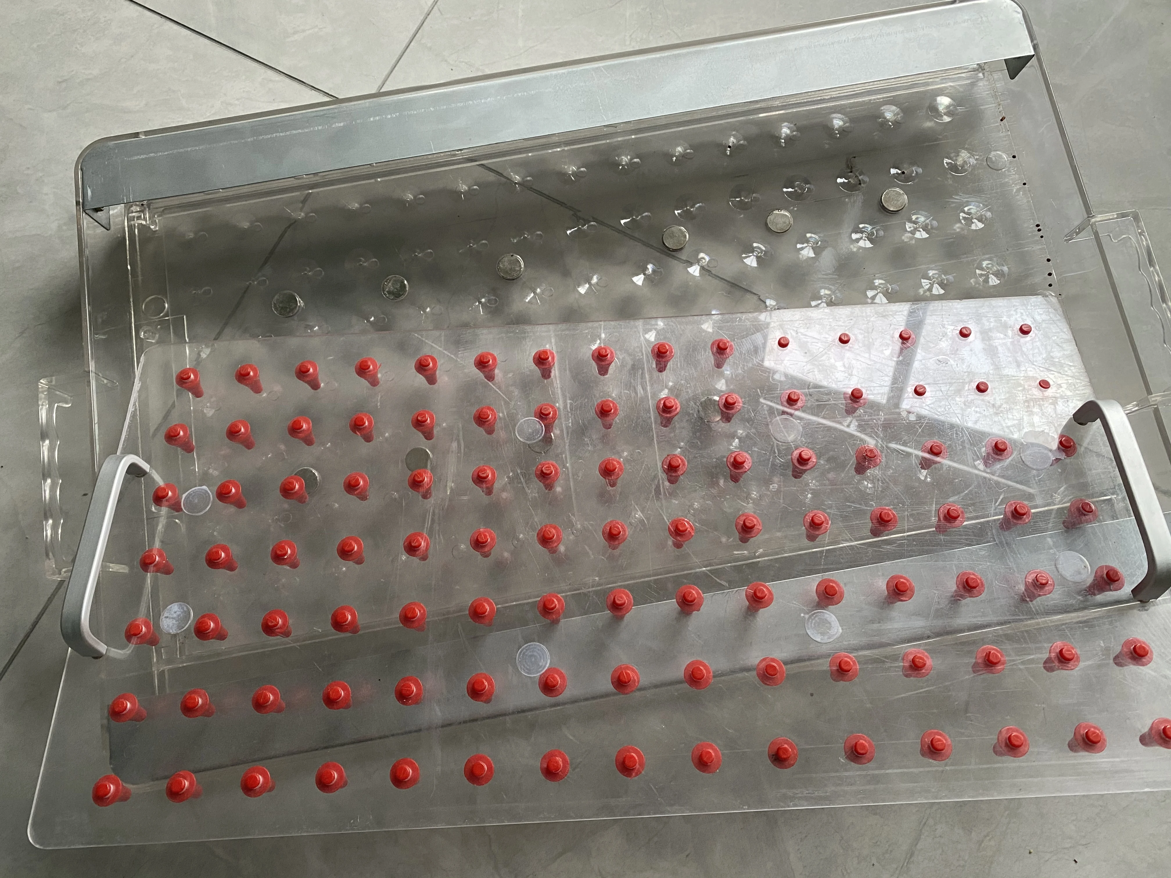 New hole-pressing and seed-pointing device Seeding and seedling-raising tray Flower planting Pepper small-particle seeds are sow