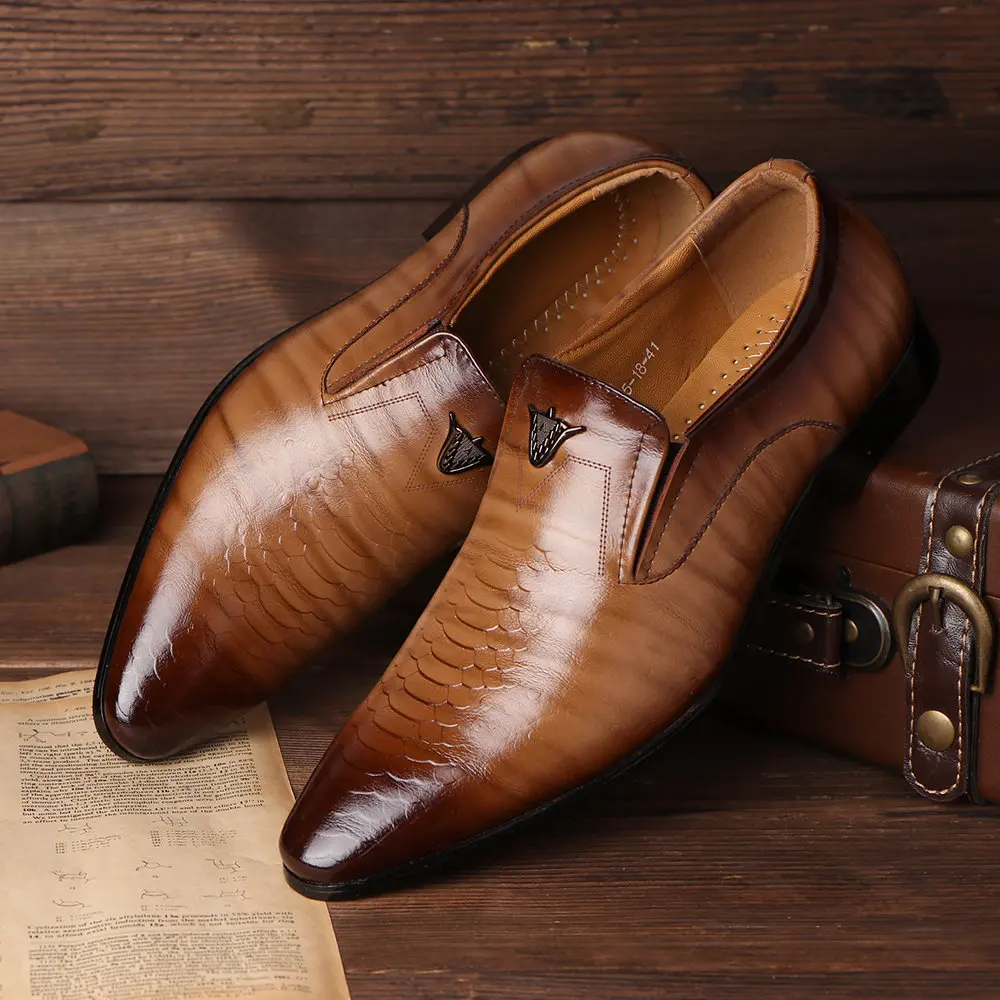 Fashion Design Man Casual Shoes Breathable Brogue Shoes High Quality Leather Leisure Formal Big Size Dress Shoes for Men Office