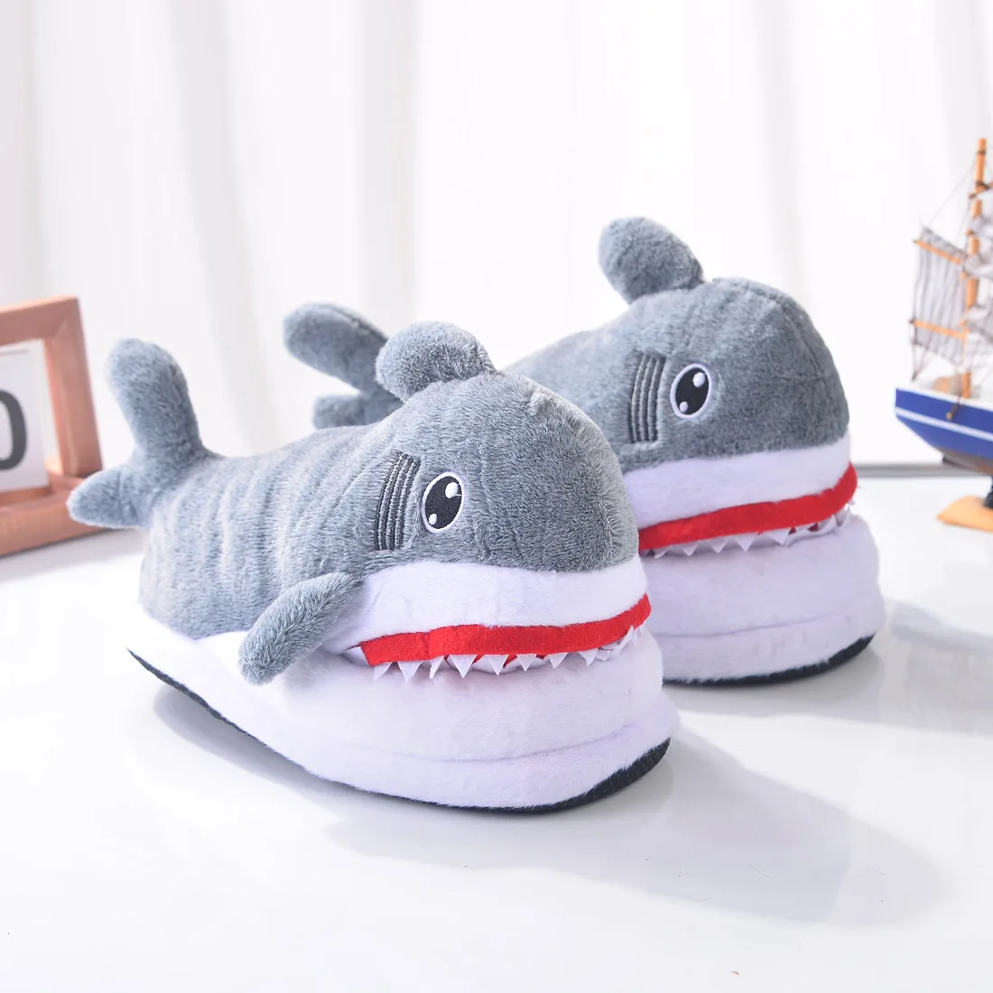
2021 New Arrival RTS Winter Warm Slipper Shark Cartoon Design Plush Warm Slipper for Couples 