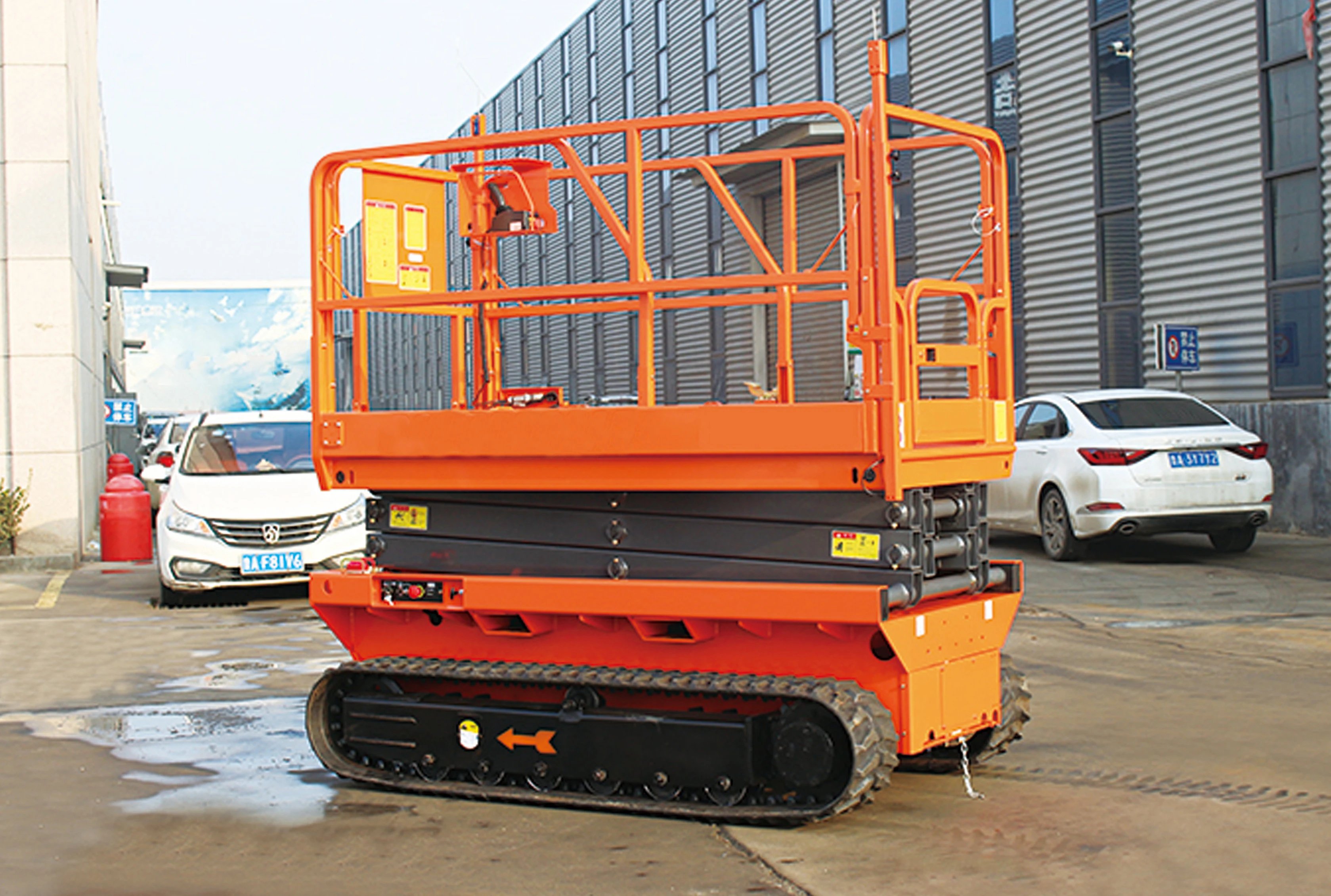 China Outdoor High Quality 6M 8M 10M Electric Mobile Crawler Self Propelled Scissor Lift Platform