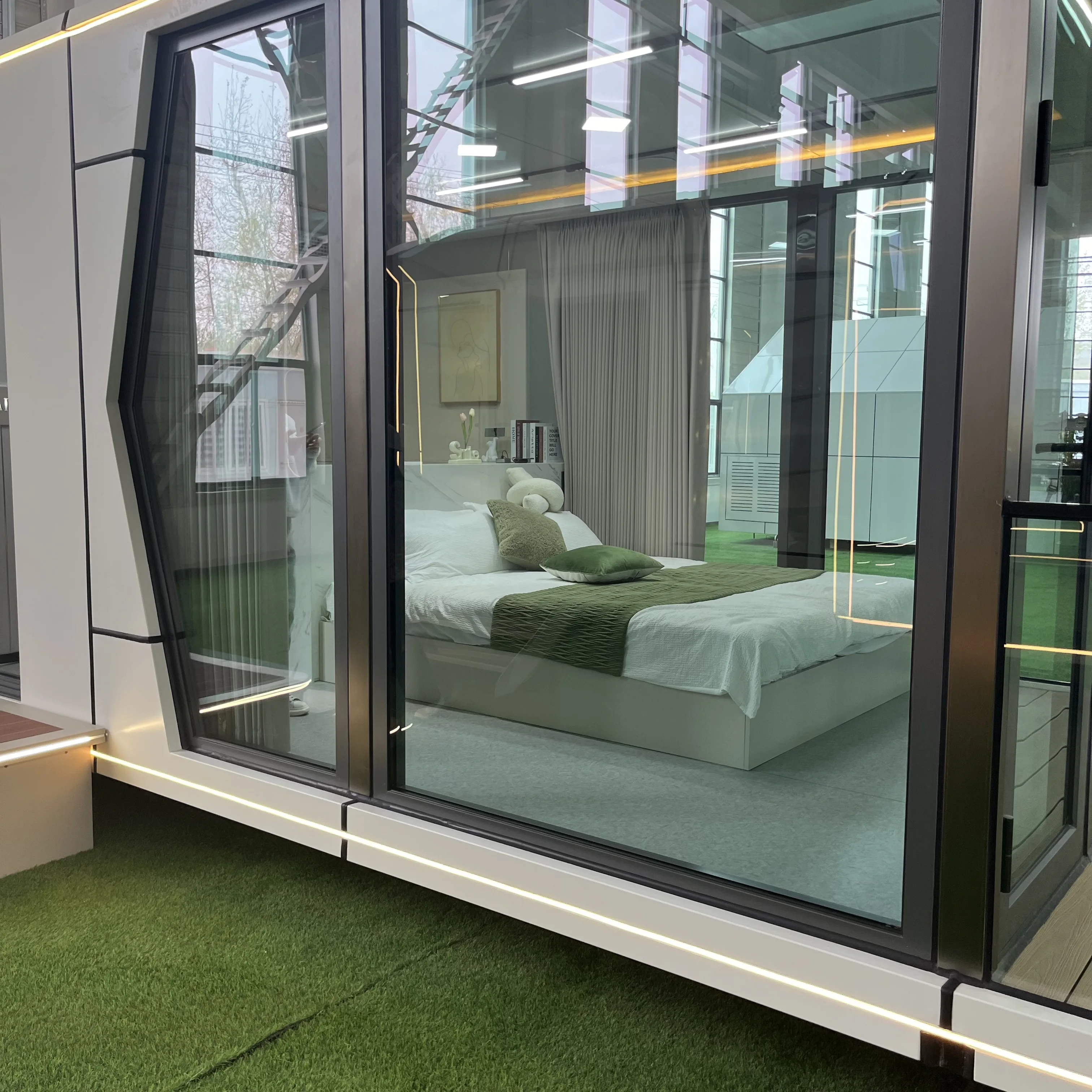 Luxury 20 40ft Modular Smart Hotel Container Outdoor Capsule House Commercial Space Airship Pod