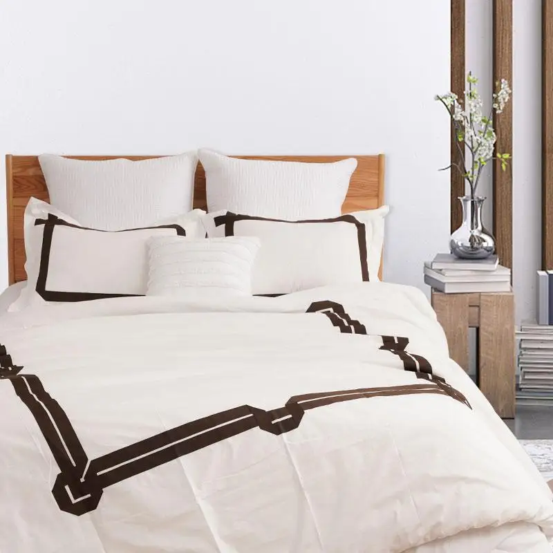 China Manufacturer Hotel Winter Solid Bed Linen Bedsheet White Embroidery Duvet Cover