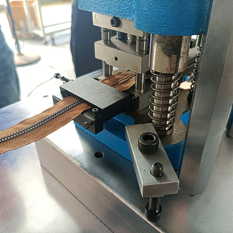 Plastic zipper product hole punching machine for resin garment zipper