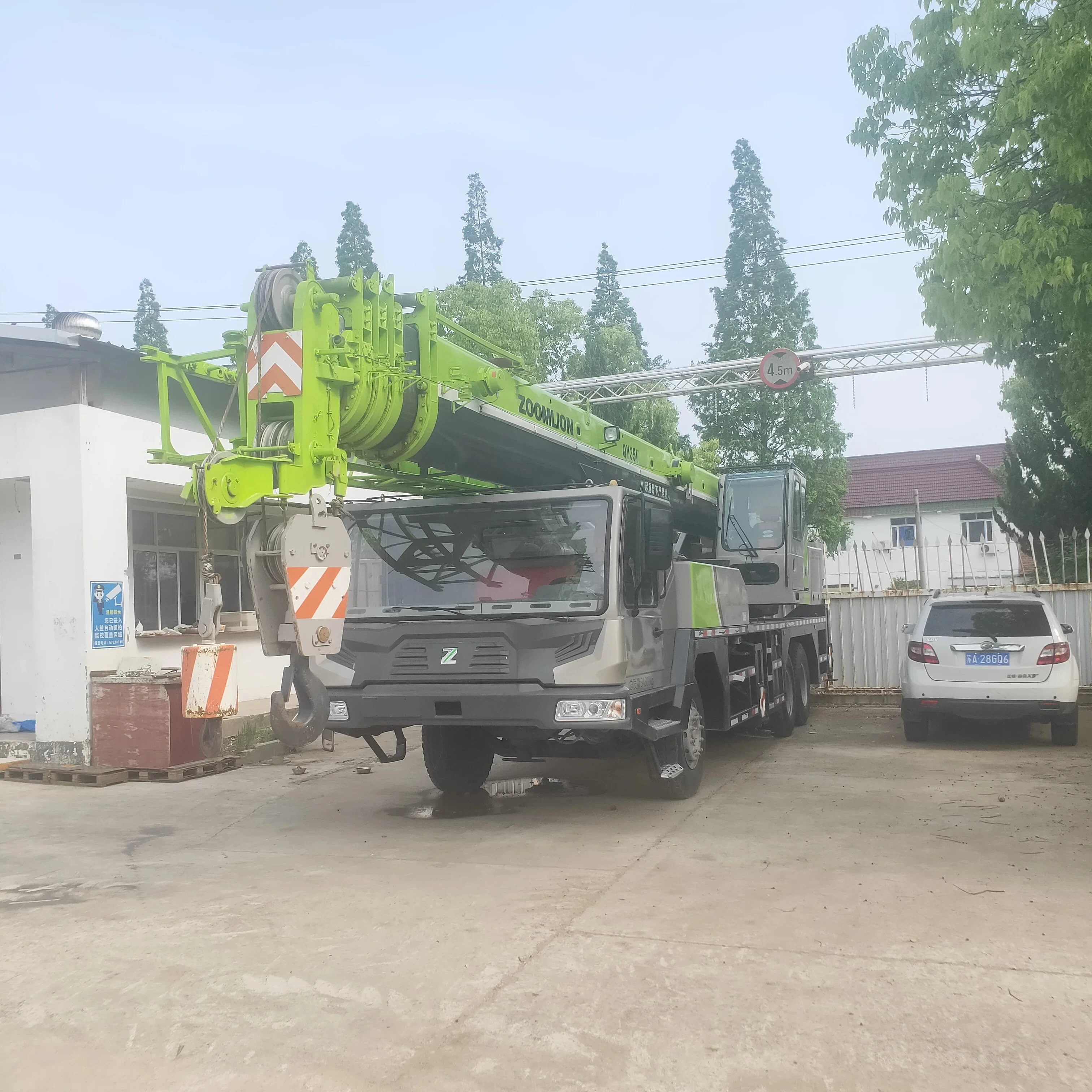 Zoomlion QY35V in stock in Shanghai, China, low price mobile crane, used Chinese crane for sale
