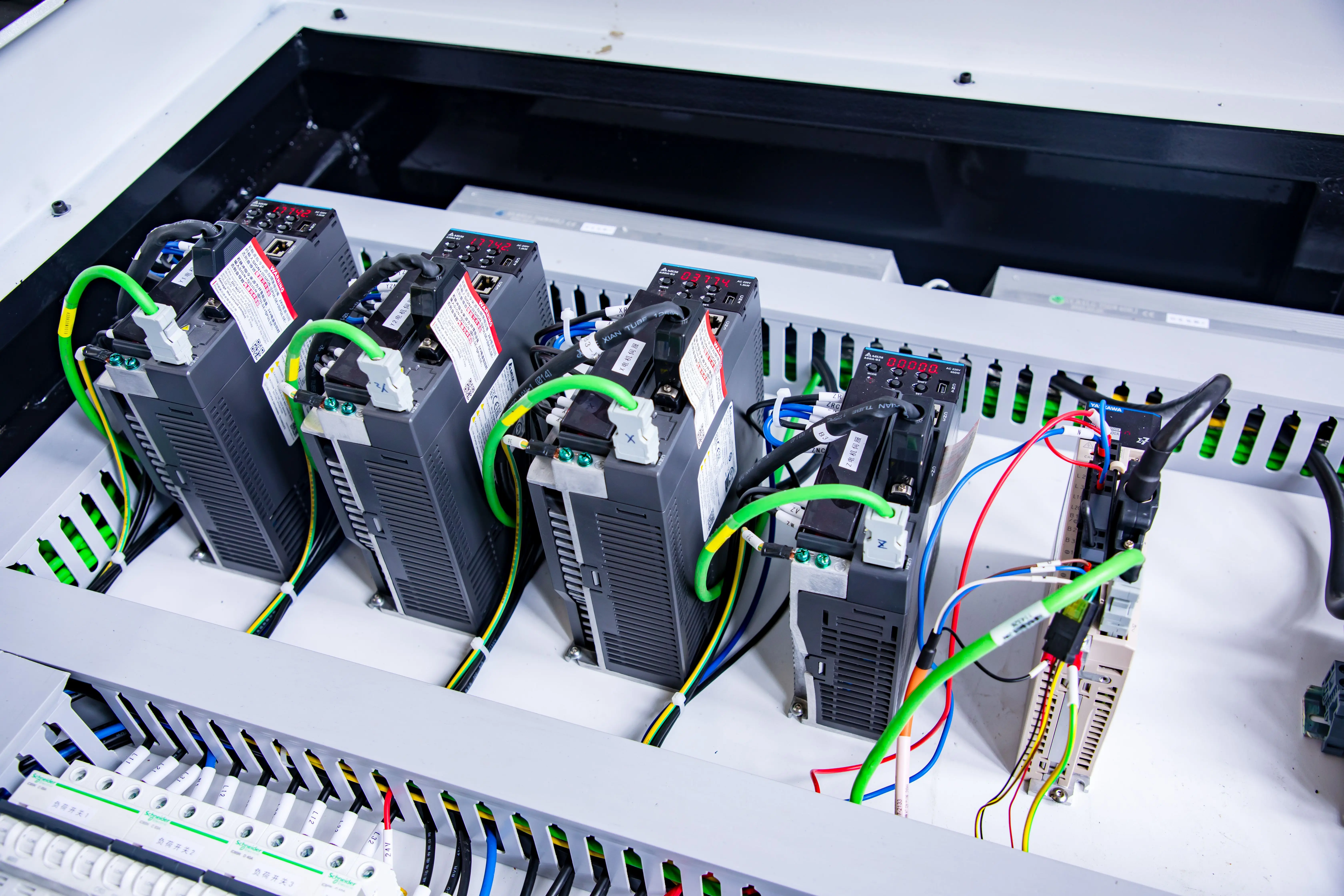 ADH ULE 4015 Raycus 2000W Fiber Laser Cutting Machine