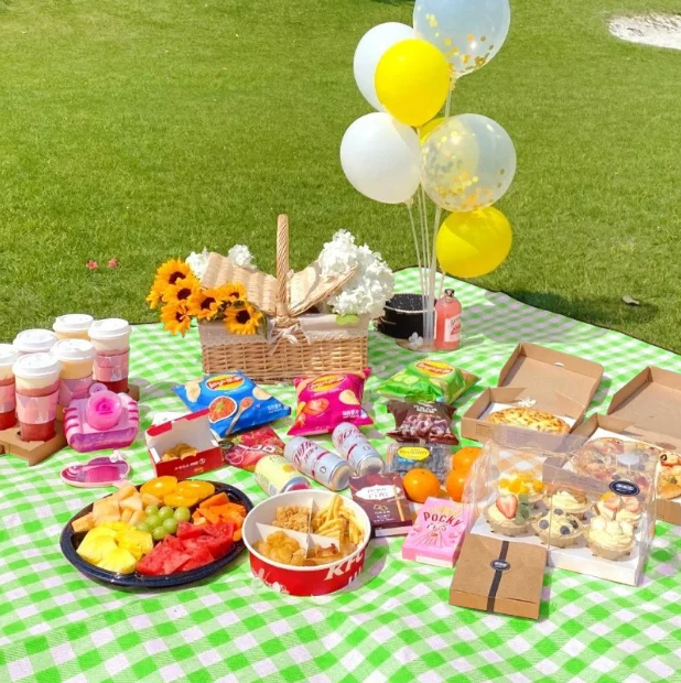 Customizable Outdoor Beach Picnic Mat Foldable and Sand-Free Waterproof Blanket for Family Travel and Camping