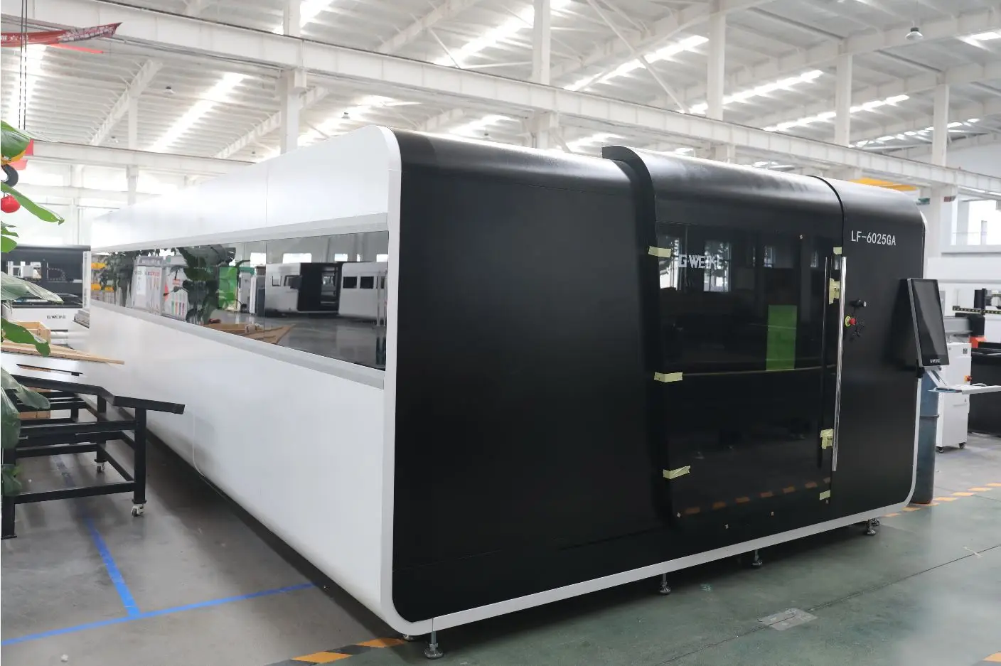 China Manufacture Direct Supply Gweike 6025 Stainless Steel Bevel 12KW Fiber Laser Cutting Machine For Metal