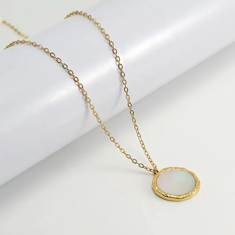 Wholesale 18K Gold Plated Stainless Steel Flat Hawaiian Beach White Cowrie Mother of Pearl Pendant Necklace with Shell Puka