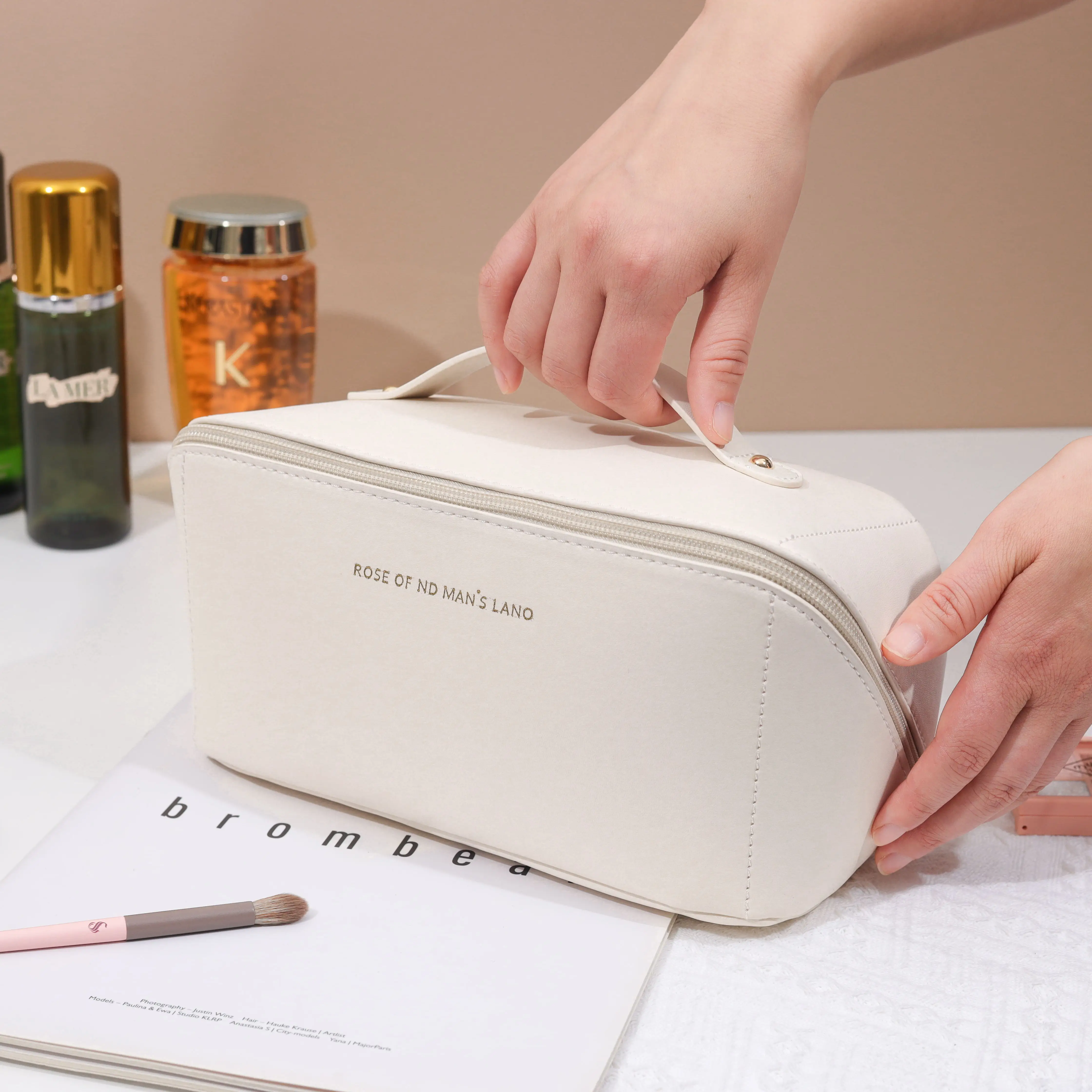 Travel Organizer Makeup Multi-functional Pouch Large Capacity PU Leather Customized Cosmetic Bag