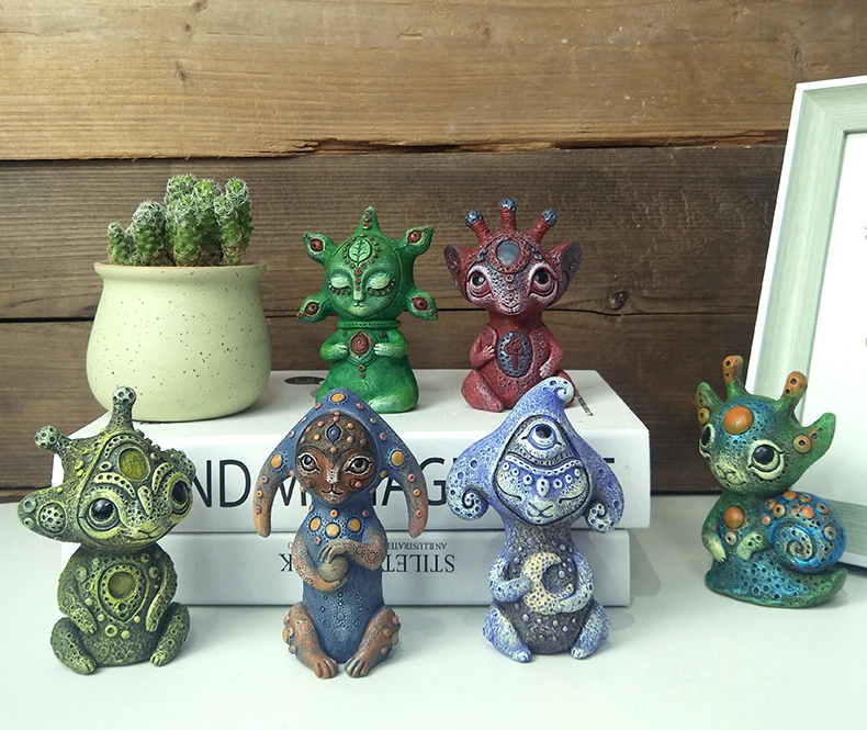 
Amazon hot selling resin crafts statue cartoon game character resin art cute alien small home desktop bookcase decoration 