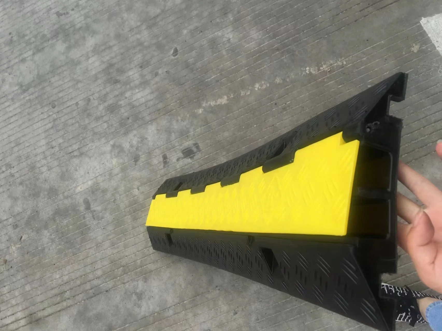 Rubber  Cable Protector Ramp 5 Channel 20000Lbs Load Capacity Traffic Speed Bump Wires Power Lines Extension Cord Indoor outdoor