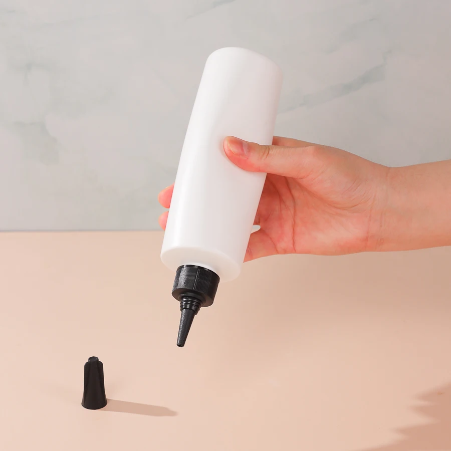 Plastic Squeeze Bottle with Clip Handle Sauce Liquid Bottle Easy to Squeeze Plastic Bottle for Glue