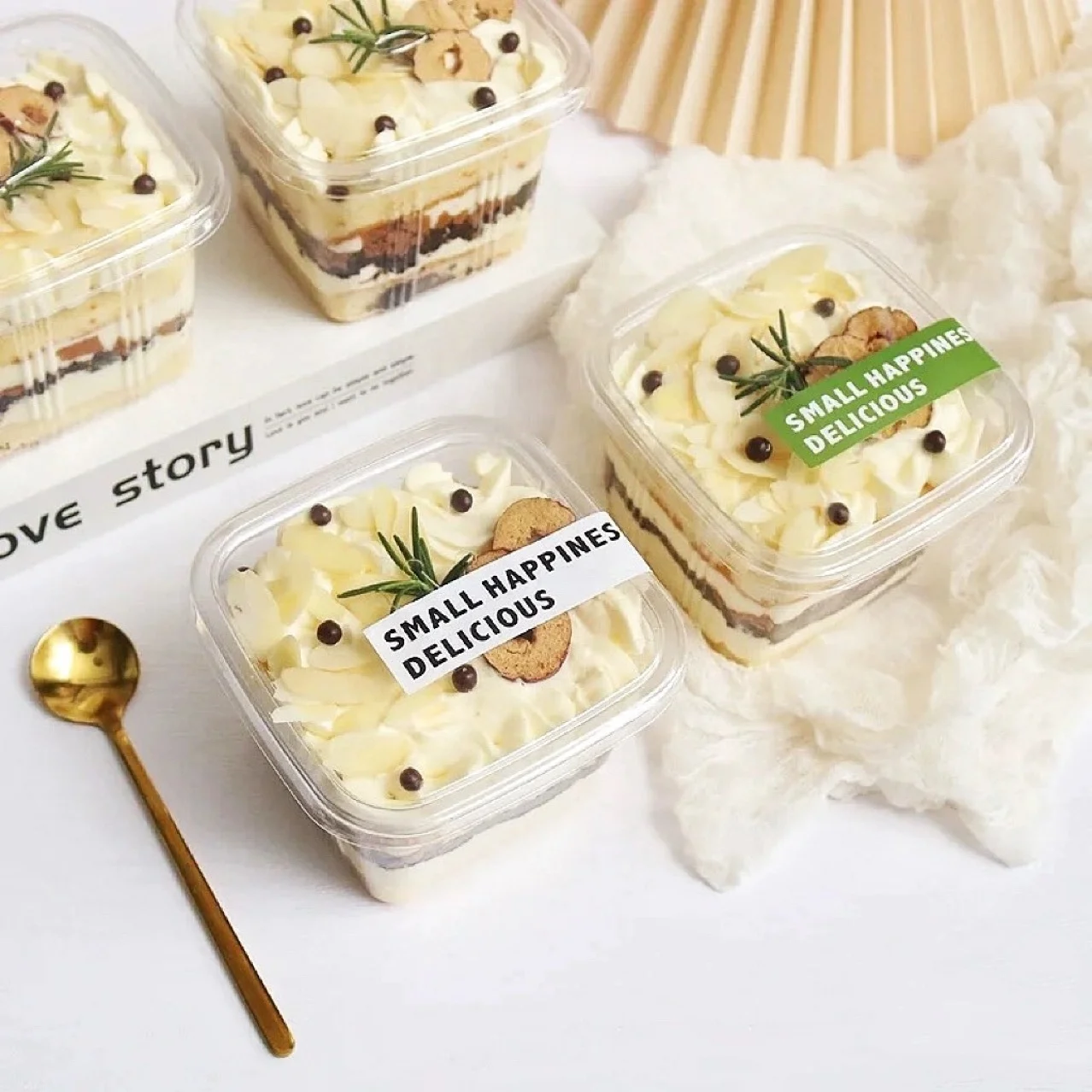 Factory Wholesale 12oz Plastic Square Dessert Cups with Lid for Mousse Pudding Yogurt Fruit