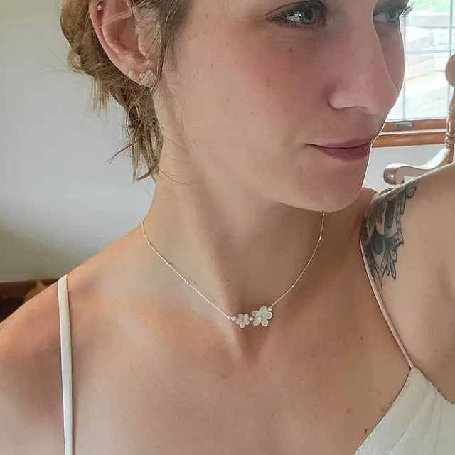 Romantic  Pearls and Mother of Pearl Flowers Pendants in Delicate Sterling Silver Chains Backdrop Necklace Women Jewelry