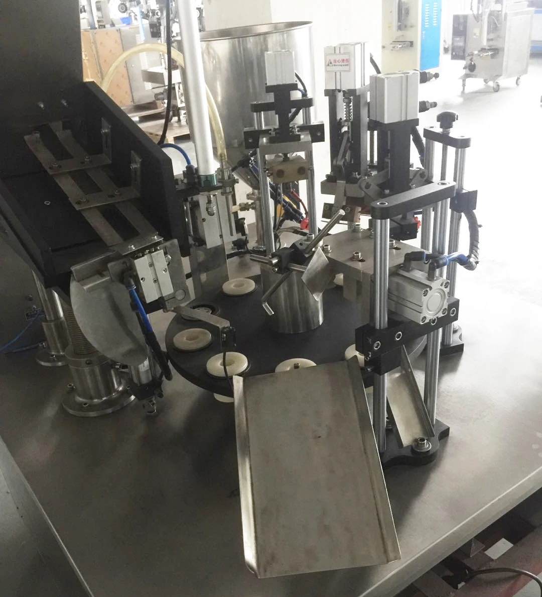  Automatic Ultrasonic Plastic Soft Tube Filling And Sealing