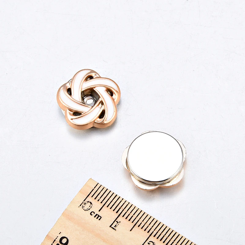 Good Price Headscarf Shawl Scarf Lady Muslim No-snag Hollow Out Hijab Magnet Pins Oem Odm Magnetic Hijab Pin Black White Magnet