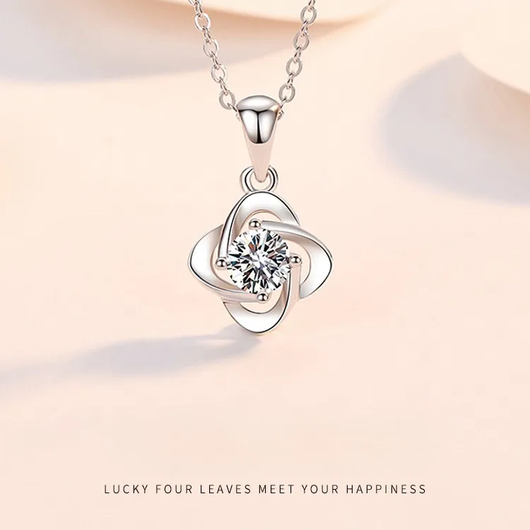 Lerca 18K gold four-leaf clover pendant niche design PT950 platinum inlaid with moissanite light luxury luxury jewelry