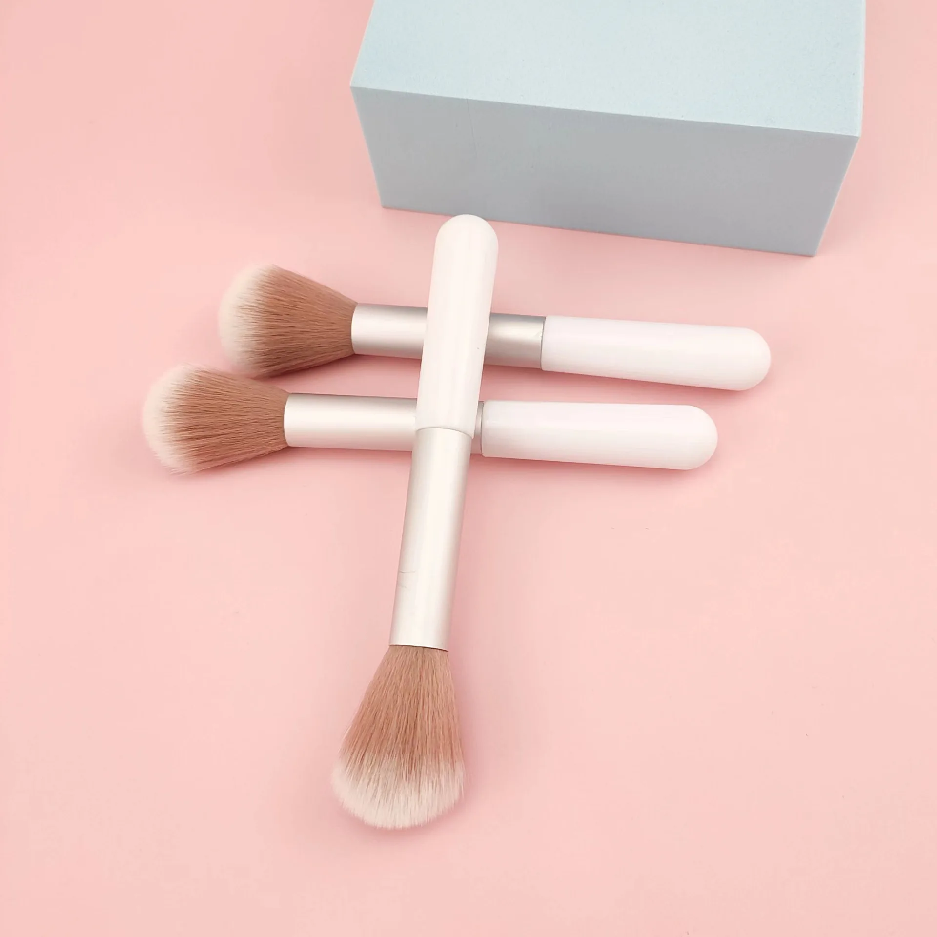 Single small white powder blusher brush Portable short color makeup tool Soft fiber hair brush