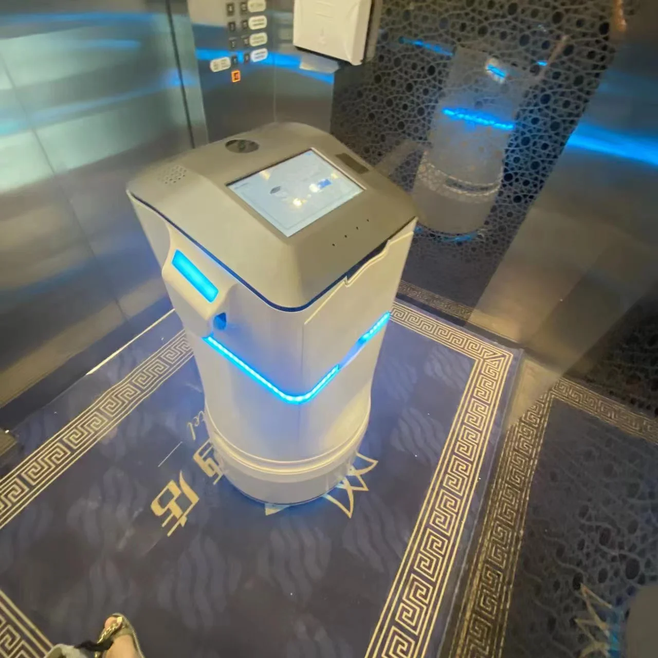 Delivery goods Welcome service Smart Artificial Intelligent hotel robotics