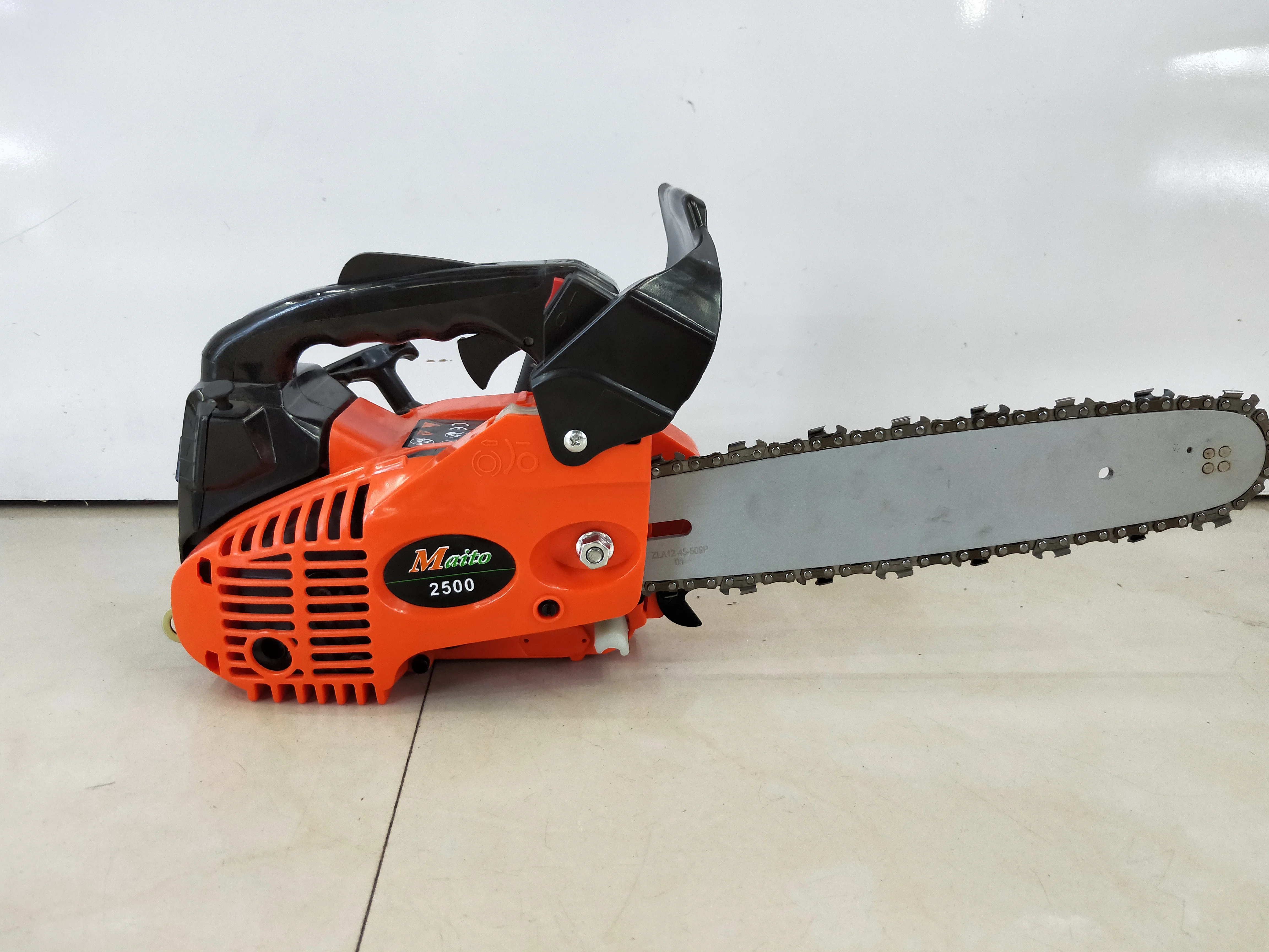 2500 New Bestselling Wood Cutting Chainsaw 0.9KW 2-Stroke Gasoline Chainsaw Chinese Chainsaw